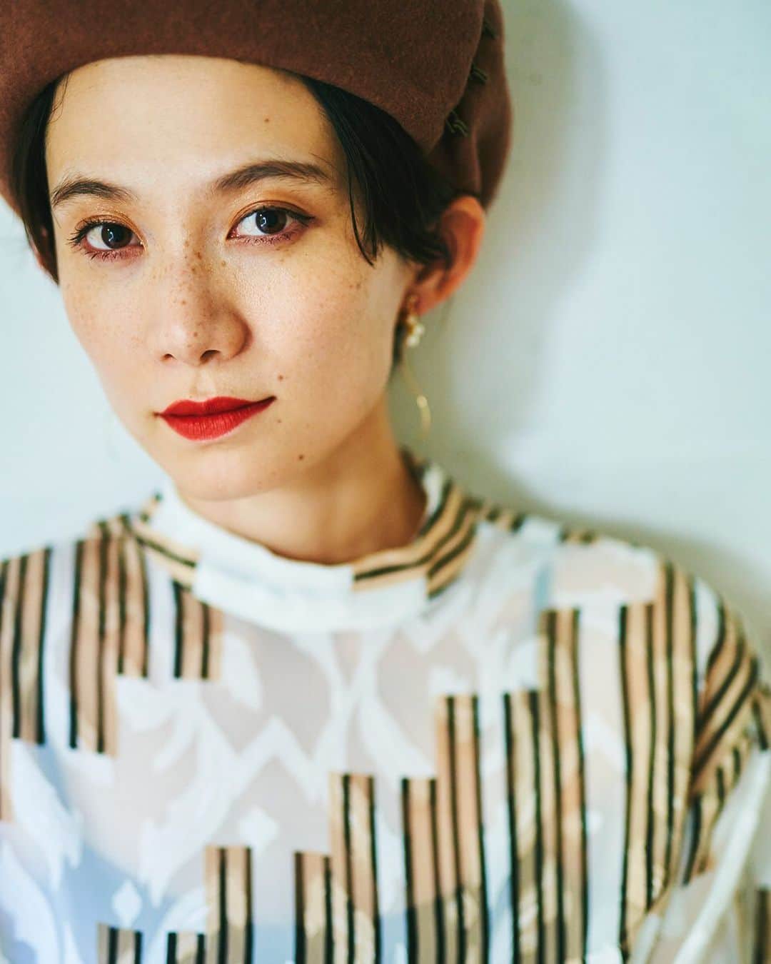 平山奈美のインスタグラム：「もうちょっと秋やりたい🍂 .  #もう寒い #冬物 #この前まで半袖 #秋 #ショート #ハンサムショート #ベレー帽 #ママ #男の子ママ #メイクアップ #autumn #makeup #mama #thankyou」