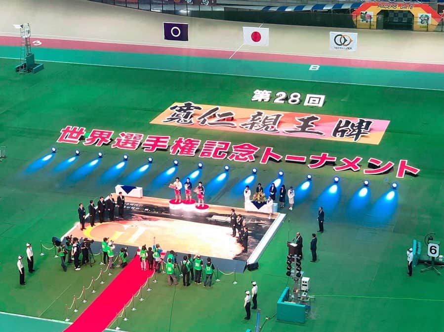 アイシスのインスタグラム：「寛仁親王牌2019 10月11日〜15日  熱い戦いをびしばし目の当たりにして、胸熱すぎる日々でした。  わたくし滝澤も 充実した経験をもりもりとささていただきました。 ケイリン女子部ブースに バンク内観戦ツアーに 予想会！ニコ生！ もりだくさんでした！！ 感謝感謝の日々です。  そして今日はこれから、 玉野ミッドナイトのニコ生！！ みなさん e-SHINBUNチャンネル みてね！！ 精進！！ #寛仁親王牌 #前橋競輪 #競輪 #G1 #寛仁親王牌世界選手権記念 #keirin #keirinpro #ケイリン #ケイリン女子部 #玉野競輪 #ミッドナイト競輪 #ケイリン女子部 #eSHINBUN #村上博幸選手優勝おめでとうございます」