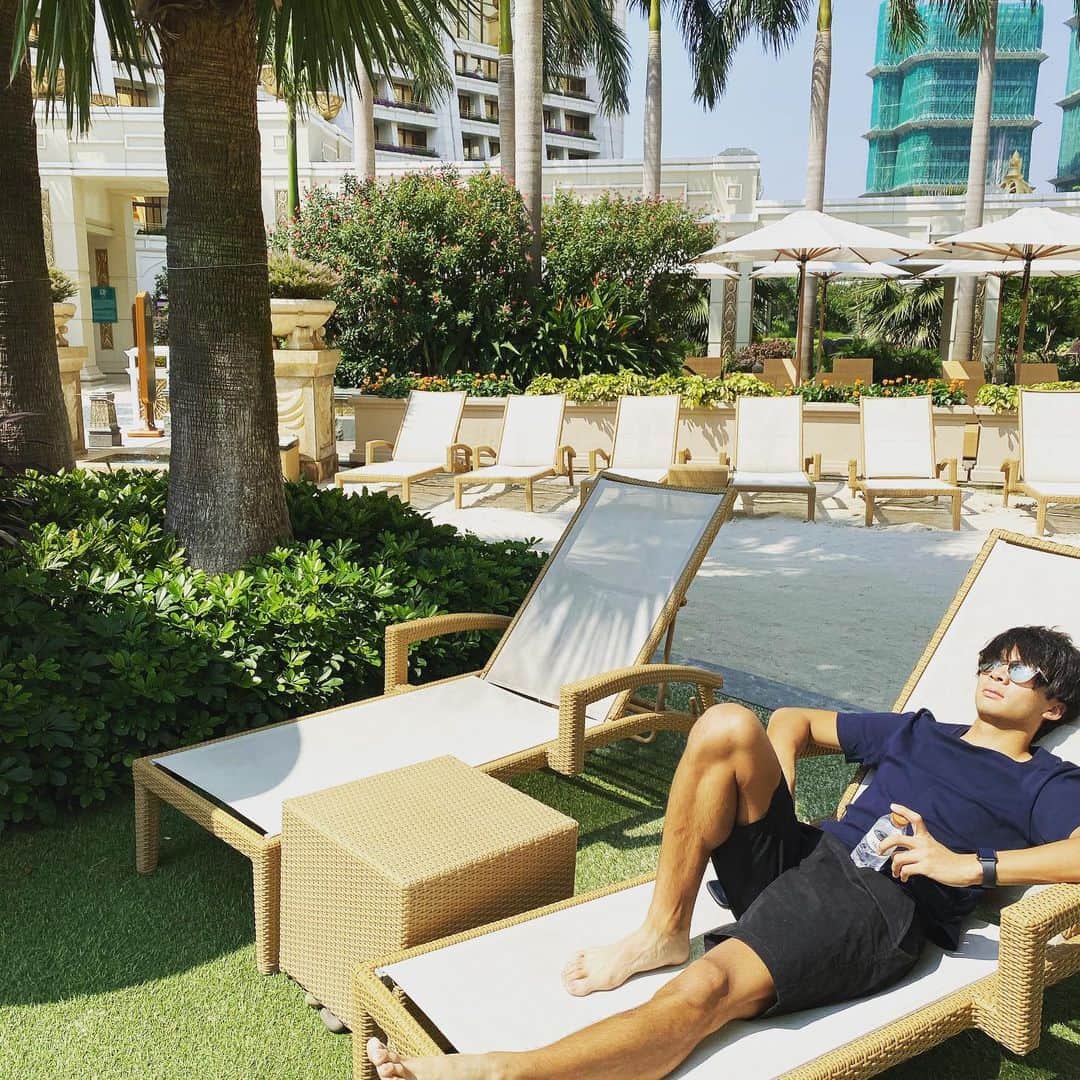 金井大旺のインスタグラム：「休み期間 海外で何も考えずに過ごすこの感じが最高でした。行き飛行機まさかの出発時間早まって乗れなくて最悪なスタートだったけどまぁ良かった。2人で撮った写真が1枚しか無かったという悲劇。笑 これから少しずつ冬季に……ｼﾀﾀﾀｯ ﾍ(*¨)ﾉ 北海道に移動☃️ #旅 #前倒しは初 #良い経験」