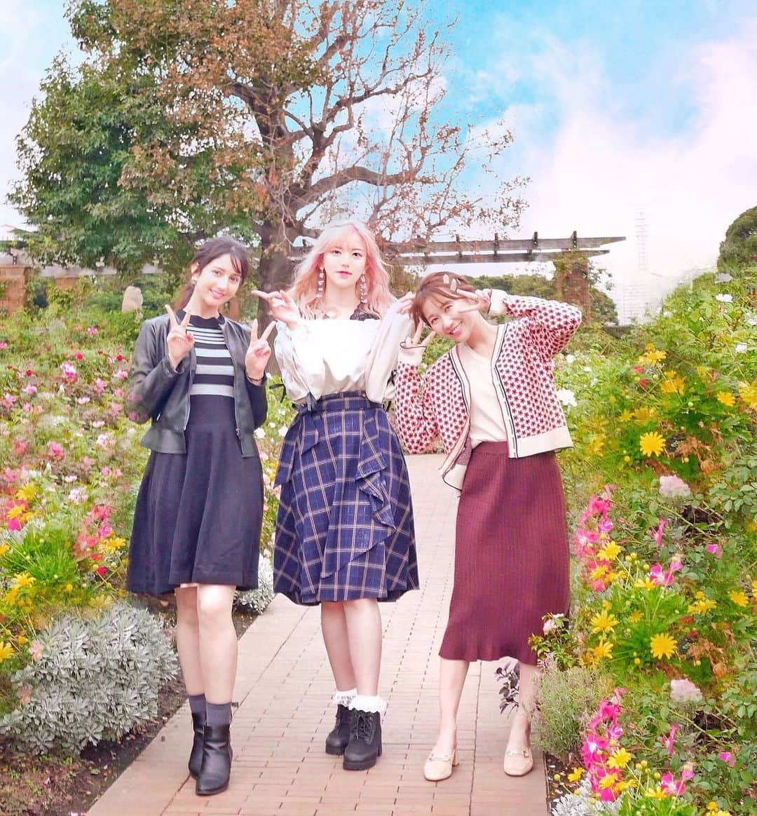 浦野一美さんのインスタグラム写真 - (浦野一美Instagram)「ピクニックで、こんなに晴れた☀️. . 山下公園の氷川丸前にある庭園では お花が咲いていて、 ３人でわあ〜✨🥰💐って声を上げました🌼. . なぜ女性はお花が好きなんだろう、 花鳥風月というので、 私はそろそろ鳥が好きになるのかな...🤔. . #travel #trip #女子旅 #旅行 #韓国#横浜#yokohama #bff#friends#flour#park」10月18日 18時19分 - cindy.cinderella