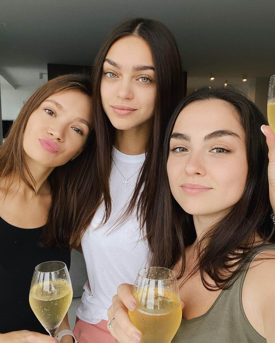 Zhenya Katavaのインスタグラム：「Пусть говорят,что дружбы женской не бывает .  Бывает и перерастает в семью ♥️ Люблю всем сердцем уже много лет . #bestfriends」