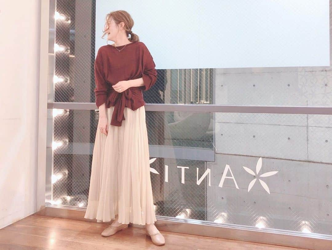 藤井明子さんのインスタグラム写真 - (藤井明子Instagram)「私服載せてとたくさんいただきましたありがとうございます( ´ ▽ ` )﻿ ﻿ この間のLiveのときの服！ @kaori_negoro_anti ﻿ が撮ってくれたよ。 ﻿ ニット﻿ @miske_official ﻿ ←かなり前に買ったけどさっき見たらまだ売ってた！！﻿ ﻿ スカート﻿ @js_relume ﻿ 身長166センチの私でくるぶしギリギリです。﻿ ﻿ くつ﻿ @speltamilano ﻿ 最近この深めな形にどハマりして、シンプルなバレエシューズは全部ここのが良いと思うくらい好き♡だからパリでレペット買わなかった！これは @estnation_jp に売ってたよ。﻿ ﻿ 背中あきの服の時は、　@todayful_  のカップ付きの背中あきキャミソールとか着てまする。めっちゃ便利で全色欲しい！！﻿←ストーリーズにサイト貼っときます ﻿ #まあ別の靴はたんまり買ってきたけども﻿ #靴下がはみ出ないよ←そこ﻿ #カバンも買ってきたけども﻿ #聞かれてない﻿ #背中あき時の下着問題﻿ #服#ファッション#コーデ #コーディネート﻿ ﻿#jarnalstandardrelume#miske#speltamilano」10月18日 18時29分 - fujiko0207