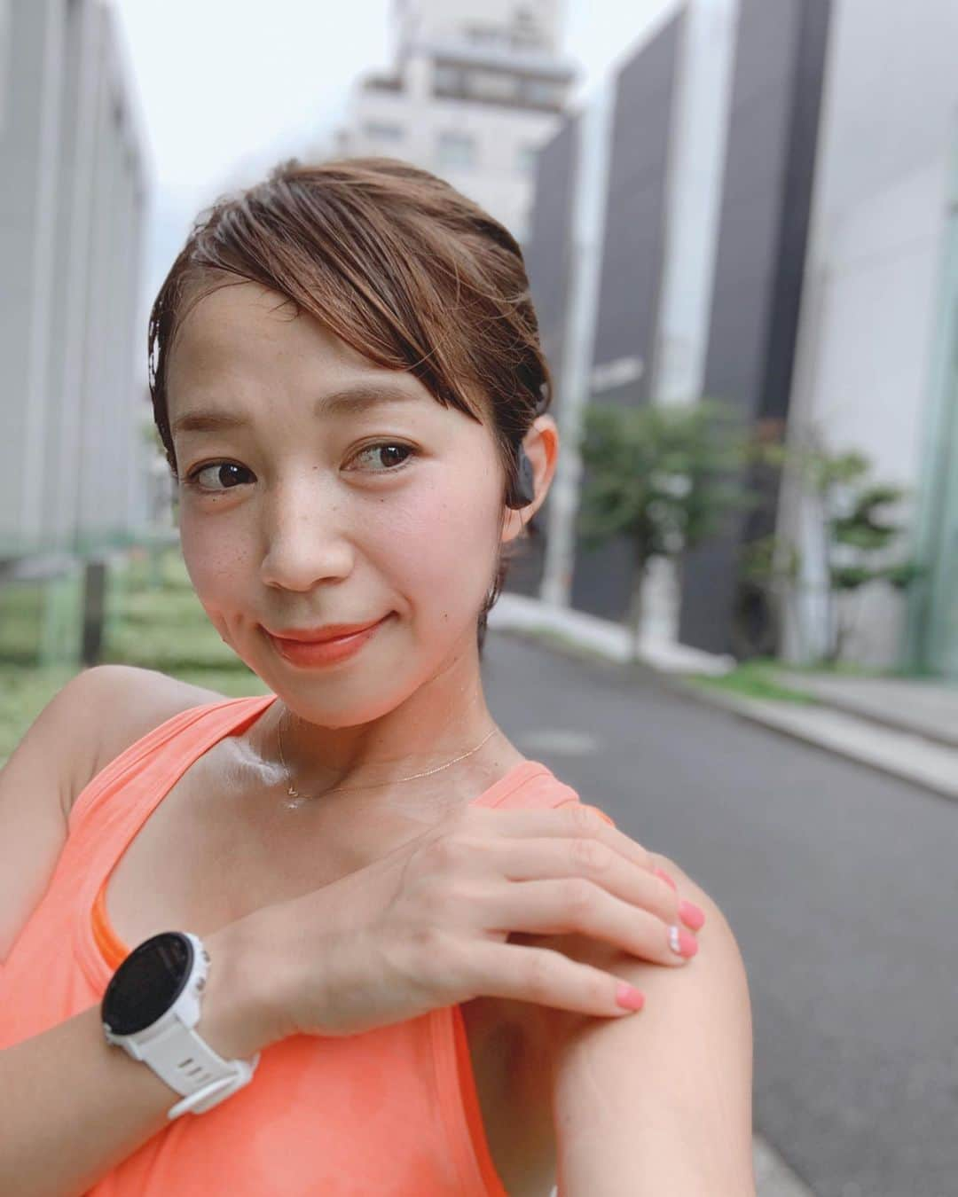 鈴木莉紗さんのインスタグラム写真 - (鈴木莉紗Instagram)「8年前、皆さんはどのように過ごしていましたか？ わたしはサブスリーを達成し、月刊ランナーズの表紙モデルを務めさせてもらいました。 当時は都市銀行の総合受付業務(窓口じゃないので銀行業務はできません😂)に従事。 あの当時は、いまの自分のことを想像すらできませんでした。 だけど、仕事の現状打破をしたくて必死でした。 「マラソンをがんばれば、きっと道が拓けてより高みを目指せるはず…」と、とにかく練習に打ち込む日々でした。 あの頃は、マラソンの成績を上げて有名になることしか考えてなかったな💦 いまは多くの企業にスポンサードや商品提供をいただけるようになり 「山手線の内側に住む」という密かな夢も叶って嬉しいです。 コーチの平塚さん　@jun.hiratsuka 、周りの方々のご協力なくしていまのわたしは存在していません。 感謝の気持ちでいっぱい🥰 #aftershokzjp #shozsquadjp #aftershokzhb8  #running #ランニング女子 #マラソン #マラソン女子 #サブスリー」10月18日 18時30分 - suzuki__lisa