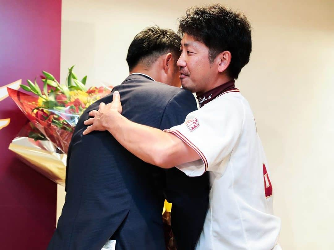 東北楽天ゴールデンイーグルスさんのインスタグラム写真 - (東北楽天ゴールデンイーグルスInstagram)「⚾️ 18年間お疲れ様でした‼️ #rakuteneagles #今江敏晃」10月18日 18時41分 - rakuten_eagles