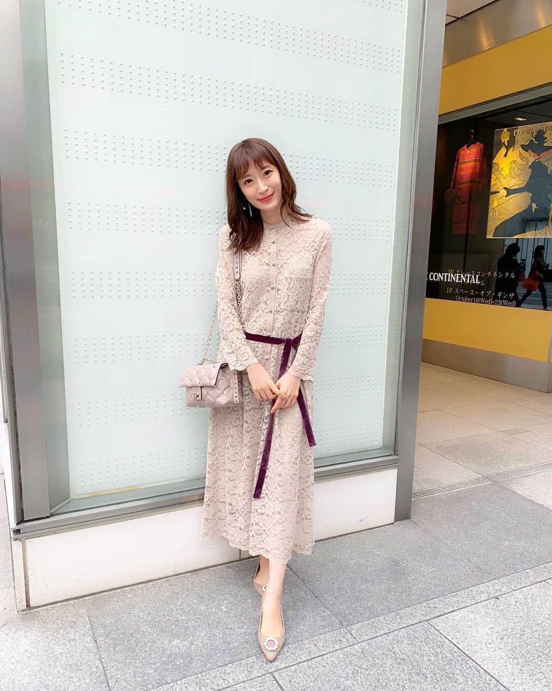 小林真由のインスタグラム：「⋆﻿ ⋆﻿ お気に入りのワンピースとお靴を履いて﻿ お出かけ👠✨﻿ ﻿ 日頃はデニムが多くなるけど ﻿ たまにこういう日があると﻿ 良いメリハリになる気がする🍒﻿ やけにワクワクした日でした🥰﻿ ﻿ one-piece: #theVirginia﻿ shoes: #tsurubymaikooikawa﻿ bag: #maisonvalentino  #ワンピース #バージニア #ツルバイマリコオイカワ #バレンティノ #ファッション #コーデ #ママコーデ #ママライフ #コーディネート #coordinate #fashion」