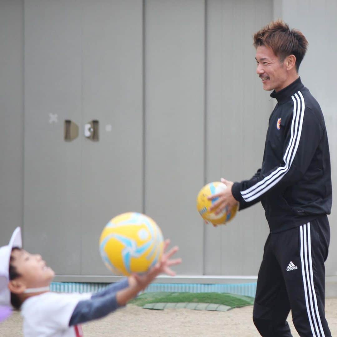 ベガルタ仙台さんのインスタグラム写真 - (ベガルタ仙台Instagram)「10月18日 大野田幼稚園にて、幼稚園キッズサッカーキャラバンを開催 #幼稚園キッズサッカーキャラバン #サッカー教室 #平瀬智行 #クラブコーディネーター #菅井直樹 #地域連携課スタッフ #ベガッ太 #チアダンス教室 #ベガルタチアリーダーズ #学校法人富沢学園大野田幼稚園 #クラブ創立25周年記念事業 #KIZUNA未来プロジェクト #絆フットボール  #ベガルタ仙台 #仙台 #サッカー #Jリーグ #2019シーズン #スローガン #ReVolution @vegalta_cheerleaders」10月18日 18時58分 - vegaltasendai