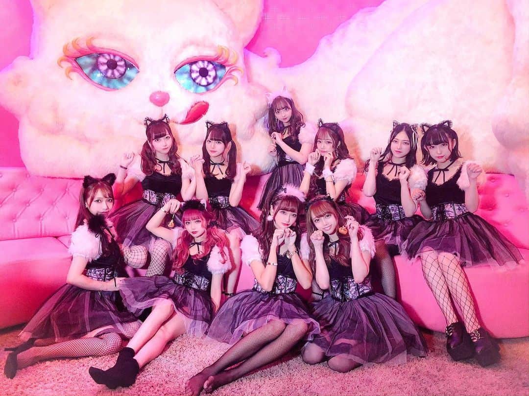 のインスタグラム：「ネコちゃんでハロウィンパーティ💗 カワイイモンスターカフェ貸し切ったよん💋🖤もう可愛すぎる空間とかわい子ちゃん達☺️💕幸せまるでした✨ #カワイイモンスターカフェ #kawaiimonstercafe #ハロウィン #ハロウィンコスプレ #ハロウィン仮装 #ネコ #ハロウィンコスプレ #ハロウィン仕様 #コスプレ #ピンク #原宿 #原宿カフェ #いんすたばえ」