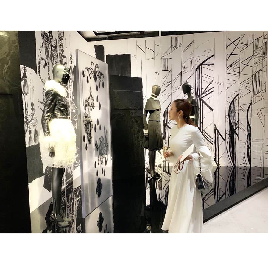 神崎恵さんのインスタグラム写真 - (神崎恵Instagram)「昨晩開催された、 #chanel  #mademoiselleprive エキシビションプレビュー&オープングパーティー。CHANELの魅力に包まれた夜。 「オートクチュール」「ハイジュエリー」「N°5」のルーツがアーティスティックなアプローチで表現されているこの展覧会。 会場の全て、１つ残らずCHANELの世界。 日本での展示のために作られた美しいマスクもジュエリーも、何もかもに心奪われました。  このmademoiselleprive 、天王洲の「B&C HALL」にて明日10月19日〜12月1日まで公開されます。 「お兄ちゃんにも見せたい！」と何度思ったか。なので長男にも、絶対見て！！と伝えました。 素敵だったな。 最後の画像。レキャトルオンブルの334と ルージュココフラッシュの53 ジュコントゥラスト370でメイク。」10月18日 18時59分 - megumi_kanzaki
