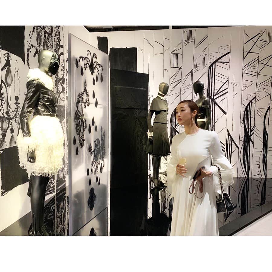 神崎恵さんのインスタグラム写真 - (神崎恵Instagram)「昨晩開催された、 #chanel  #mademoiselleprive エキシビションプレビュー&オープングパーティー。CHANELの魅力に包まれた夜。 「オートクチュール」「ハイジュエリー」「N°5」のルーツがアーティスティックなアプローチで表現されているこの展覧会。 会場の全て、１つ残らずCHANELの世界。 日本での展示のために作られた美しいマスクもジュエリーも、何もかもに心奪われました。  このmademoiselleprive 、天王洲の「B&C HALL」にて明日10月19日〜12月1日まで公開されます。 「お兄ちゃんにも見せたい！」と何度思ったか。なので長男にも、絶対見て！！と伝えました。 素敵だったな。 最後の画像。レキャトルオンブルの334と ルージュココフラッシュの53 ジュコントゥラスト370でメイク。」10月18日 18時59分 - megumi_kanzaki