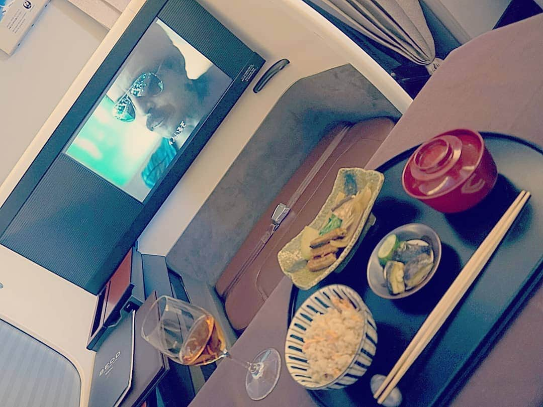 YuhKawasakiさんのインスタグラム写真 - (YuhKawasakiInstagram)「JAL国際線ファーストクラスの和食は、 空の上のレストランがコンセプトの ミシュラン3つ星「石かわ」でした🍵 . 夜食にJALカレーとトリュフのサンドウィッチもらった🥪 .  JALの接客は素晴らしかった…！ . #4回目の世界一周 #ファーストクラスで世界一周 . #ファーストクラス #ワンワールド #世界一周航空券 #世界一周 #JAL #ダイエット記録 #東京グルメ #大阪グルメ  #カフェ巡り #トランカー #旅スタグラム #旅スタグラマー #ミシュラン #旅したくなるフォト #JALファーストクラス #マイラー #羽田国際空港 #機内食 #セレブコーデ #高級レストラン #女一人旅 #節約生活 #ボランティア #飛行機好きな人と繋がりたい#ママ友 #友達募集 #婚活 #バックパッカー ちゃうわ」10月18日 19時01分 - yuhkawasaki