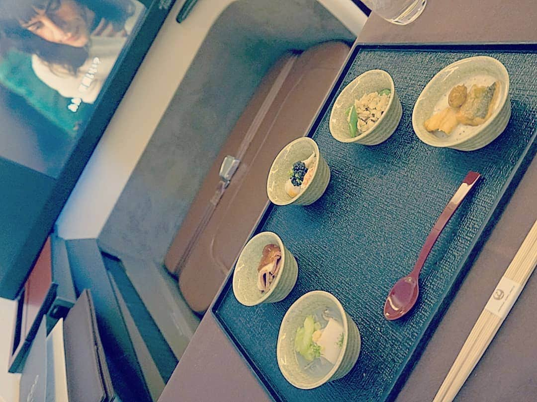 YuhKawasakiさんのインスタグラム写真 - (YuhKawasakiInstagram)「JAL国際線ファーストクラスの和食は、 空の上のレストランがコンセプトの ミシュラン3つ星「石かわ」でした🍵 . 夜食にJALカレーとトリュフのサンドウィッチもらった🥪 .  JALの接客は素晴らしかった…！ . #4回目の世界一周 #ファーストクラスで世界一周 . #ファーストクラス #ワンワールド #世界一周航空券 #世界一周 #JAL #ダイエット記録 #東京グルメ #大阪グルメ  #カフェ巡り #トランカー #旅スタグラム #旅スタグラマー #ミシュラン #旅したくなるフォト #JALファーストクラス #マイラー #羽田国際空港 #機内食 #セレブコーデ #高級レストラン #女一人旅 #節約生活 #ボランティア #飛行機好きな人と繋がりたい#ママ友 #友達募集 #婚活 #バックパッカー ちゃうわ」10月18日 19時01分 - yuhkawasaki