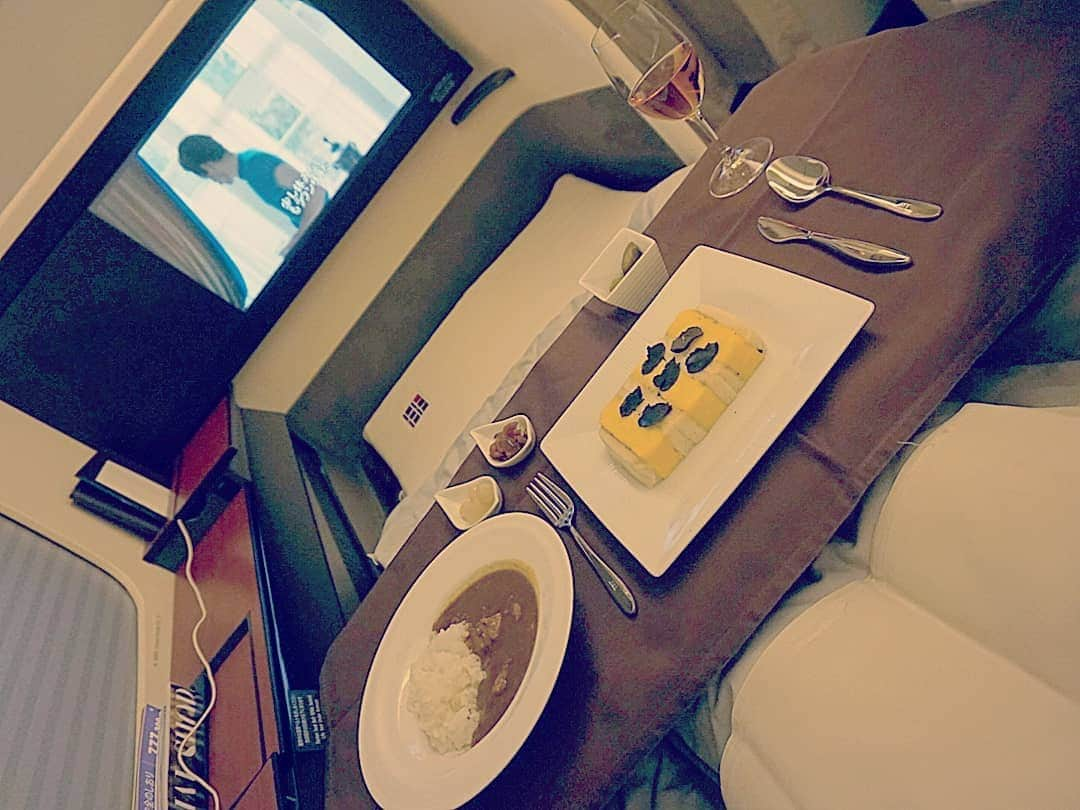 YuhKawasakiさんのインスタグラム写真 - (YuhKawasakiInstagram)「JAL国際線ファーストクラスの和食は、 空の上のレストランがコンセプトの ミシュラン3つ星「石かわ」でした🍵 . 夜食にJALカレーとトリュフのサンドウィッチもらった🥪 .  JALの接客は素晴らしかった…！ . #4回目の世界一周 #ファーストクラスで世界一周 . #ファーストクラス #ワンワールド #世界一周航空券 #世界一周 #JAL #ダイエット記録 #東京グルメ #大阪グルメ  #カフェ巡り #トランカー #旅スタグラム #旅スタグラマー #ミシュラン #旅したくなるフォト #JALファーストクラス #マイラー #羽田国際空港 #機内食 #セレブコーデ #高級レストラン #女一人旅 #節約生活 #ボランティア #飛行機好きな人と繋がりたい#ママ友 #友達募集 #婚活 #バックパッカー ちゃうわ」10月18日 19時01分 - yuhkawasaki