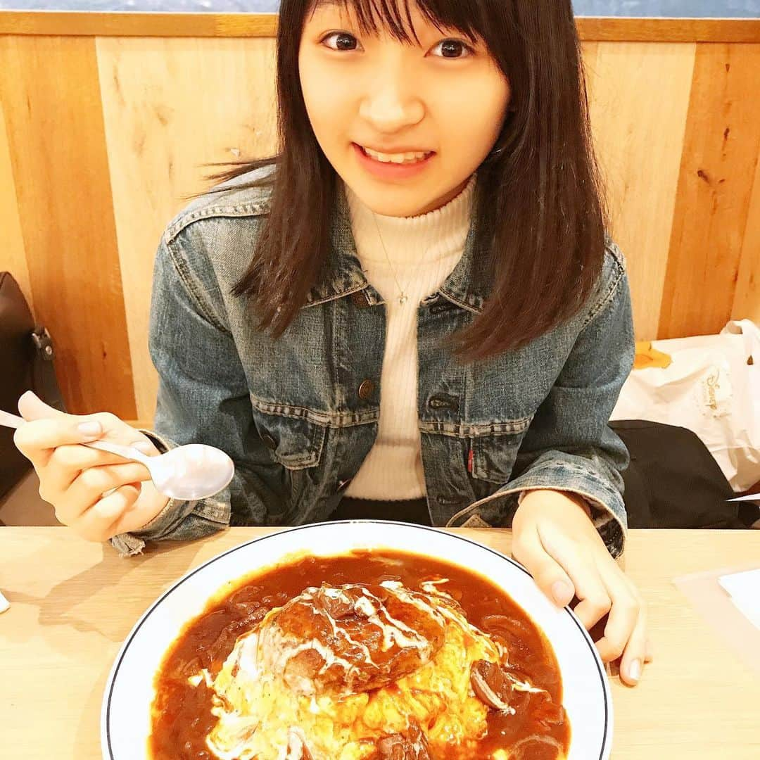 前野えまさんのインスタグラム写真 - (前野えまInstagram)「昨日初めてヴィーナスフォートに行きました！ 広くて迷ってしまったけど噴水広場が綺麗だった✨ 夕飯はパンケーキの店に入ったのですが、焼きハンバーグがのせてあるデミグラスハンバーグがあまりにも美味しそうだったのでこちらにしました😋 セルフのデトックスウォーターも美味しかったです！ 次回はパンケーキも食べたいな🍴  #ヴィーナスフォート  #venusfort  #湘南パンケーキ #湘南パンケーキヴィーナスフォート店  #ハンバーグ  #オムライス #デミグラスソース  #デミグラスハンバーグ  #デトックスウォーター  #パンケーキ #噴水広場  #綺麗  #また行きたいな  #前野えま  #みんなでおこそうfavo革命」10月18日 19時02分 - maeno_ema