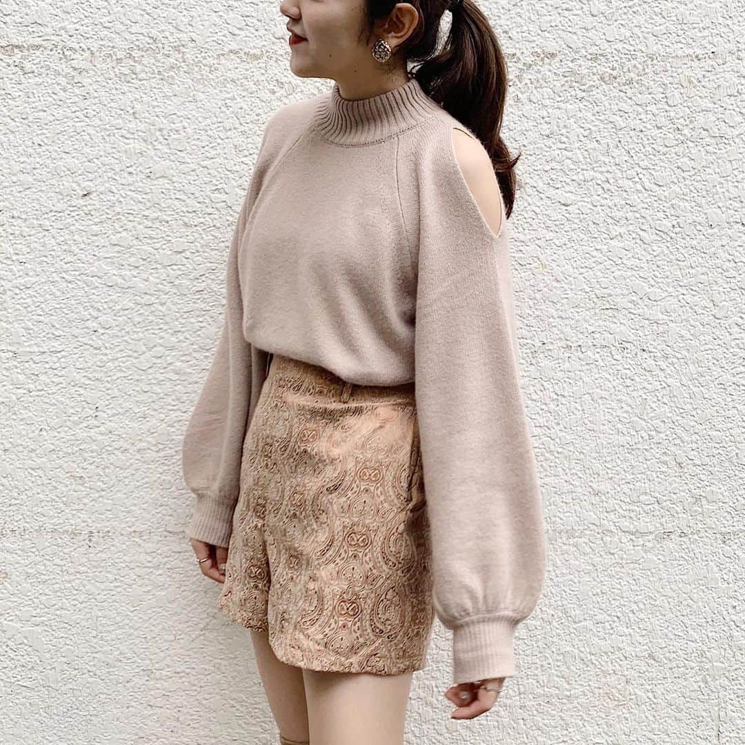 mina hinokuchiのインスタグラム：「. お気に入りの組み合わせ♡ ペイズリーショートパンツは、 入荷したら絶対買う！！って決めてた✨✨ インして着ても、ルーズニットを合わせてチラ見せして着ても可愛い◎◎ . 今日の21：20頃から @whoswhochico で アウターや新作紹介のインスタLIVEします♡ お時間ございましたらぜひcheckしてください🌙 #whoswhochico #salonbychico #mina_chicode #フーズフーチコ #横浜 #ルミネ横浜 #フォックスニット」