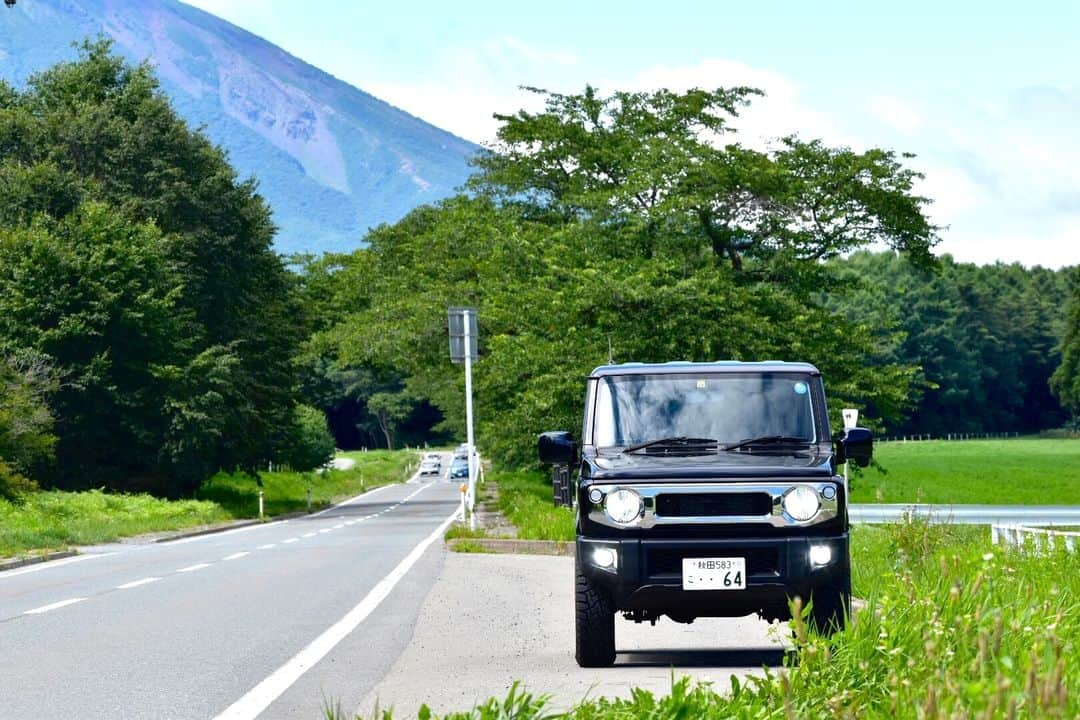 fcl.(エフシーエル)さんのインスタグラム写真 - (fcl.(エフシーエル)Instagram)「. オーナー: ユウ様 (@jimny_yuu ) 車種情報: #スズキ #ジムニー #JB64W 平成30年式 商品： 【フォグランプ】#fclカラーチェンジledバルブ 【ヘッドライト】#fclLEDヘッドライト ファン付モデル . fcl.さんのLEDヘッドライトを取り付けて撮影してきました！明るいのはもちろん、他社のLEDと比較したところ全く黄ばみのないホワイトで驚きました。あと取り付けがめっちゃ簡単！車検も対応なので是非オススメです。 . フォグランプは気分で簡単にホワイトから切り替える事ができるので最高です・・・！雨の日や霧の濃い日に大活躍してくれそうです！それ以外でも夜のドライブが楽しみになりますね。文句なしの素晴らしい商品です！！ . ▶新型ジムニーへの取付けレポートや商品を確認するなら写真内のタグをタップ！ または、下記URLよりどうぞ http://bit.ly/jimny_cc . . . . . . #fcl #車のある風景 #カスタムカー #車いじり #愛車 #写真好きな人と繋がりたい #車好き #車好きな人と繋がりたい #車撮影 #車好きと繋がりたい #ファインダー越しの私の世界 #車の写真が好きな人と繋がりたい #愛車のある風景 #愛車自慢 #jimny #新型ジムニー #jimny #ジムニーのある生活 #ジムニー女子 #suzuki #ジムニーのある風景 #suzukijimny #オフロード #ジムニー男子 #四駆」10月18日 19時05分 - fcl_ledhid