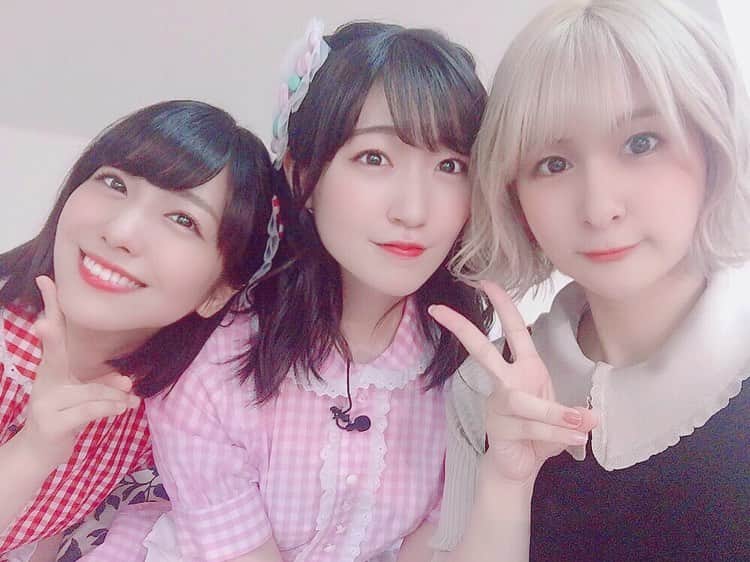 吉田有里のインスタグラム：「昨日の放送、見ていただけましたか✨ バンドリ！TVさんにお邪魔させて頂いておりました！ YouTubeのバンドリちゃんねる☆で 二週間限定で配信されていますので、 見逃した方は是非🧸🎪 なんと来週もお邪魔させていただきます〜〜🌟 まじでカンペをガン見していたせいで、前を見てなかった…(🛋💥🦶) (2人ともまじで可愛い)(シャッター押すのに必死な私) (#あみた ちゃんは今日から舞台初日だ！📣) #吉田有里 #バンドリtv #バンドリ #ハロハピ #bangdream #愛美 #あいみん #前島亜美 ちゃん #あみた ちゃん」