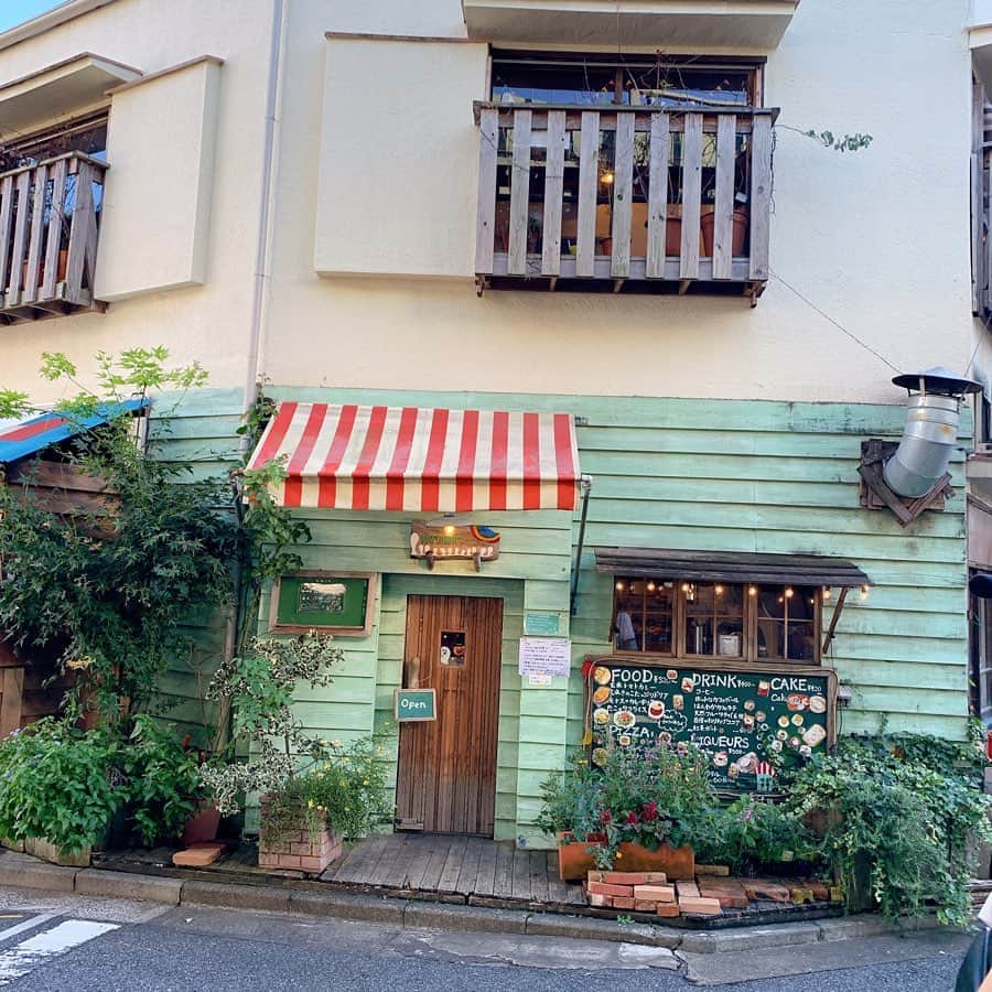 りょうくんグルメさんのインスタグラム写真 - (りょうくんグルメInstagram)「【吉祥寺　ハティフナット】 かぼちゃのモンブランが食べられるお店🎃 ㅤㅤㅤㅤㅤㅤㅤㅤㅤㅤㅤㅤㅤ 🏠#吉祥寺　#ハティフナット 🚶‍♂️吉祥寺駅徒歩8分 📖かぼちゃくんちのモンブラン(¥530+tax)×2 ラテアート 抹茶(¥650+tax) カフェラテ(¥550+tax) ワンドリンク制 ㅤㅤㅤㅤㅤㅤㅤㅤㅤㅤㅤㅤㅤ 中に冷たいリンゴ入ってる珍しいかぼちゃスイーツ。外のクリームはかぼちゃの味強いけどリンゴ感すごい。 ㅤㅤㅤㅤㅤㅤㅤㅤㅤㅤㅤㅤㅤ 純粋なかぼスイーツではないけどすごくおいしい！ ㅤㅤㅤㅤㅤㅤㅤㅤㅤㅤㅤㅤㅤ りんごあるからさっぱり食べれるし 下にパイ生地しかれてさっくさく。 見た目もかわいい〜 ㅤㅤㅤㅤㅤㅤㅤㅤㅤㅤㅤㅤㅤ さっぱり食べれるから全然くどくないし食べ終わりに罪悪感ないの最強。 スイーツ大きめでラテも飲むとけっこうお腹いっぱい。 ㅤㅤㅤㅤㅤㅤㅤㅤㅤㅤㅤㅤㅤ 店内は広々としてすごく雰囲気いい。 童話のカフェって感じ。お客さんはほぼ女性。男性はいても家族連れのパパかカップル。 男性一人で行く感じではないし、女性お一人様も見かけなかった。 ㅤㅤㅤㅤㅤㅤㅤㅤㅤㅤㅤㅤㅤ 音楽もいい感じでゆったり過ごせる。 スイーツ種類充実。 ラテアートがかわいくて人気。 店内も外装も可愛いしドアがちっさいフォトスポット。 ㅤㅤㅤㅤㅤㅤㅤㅤㅤㅤㅤㅤㅤ 何回でも来れそう。ここリピしたいし友達にオススメしたい度も満点。 ㅤㅤㅤㅤㅤㅤㅤㅤㅤㅤㅤㅤㅤ ワンドリンク制だからそこだけ注意！ オススメ！」10月18日 19時12分 - uryo1113
