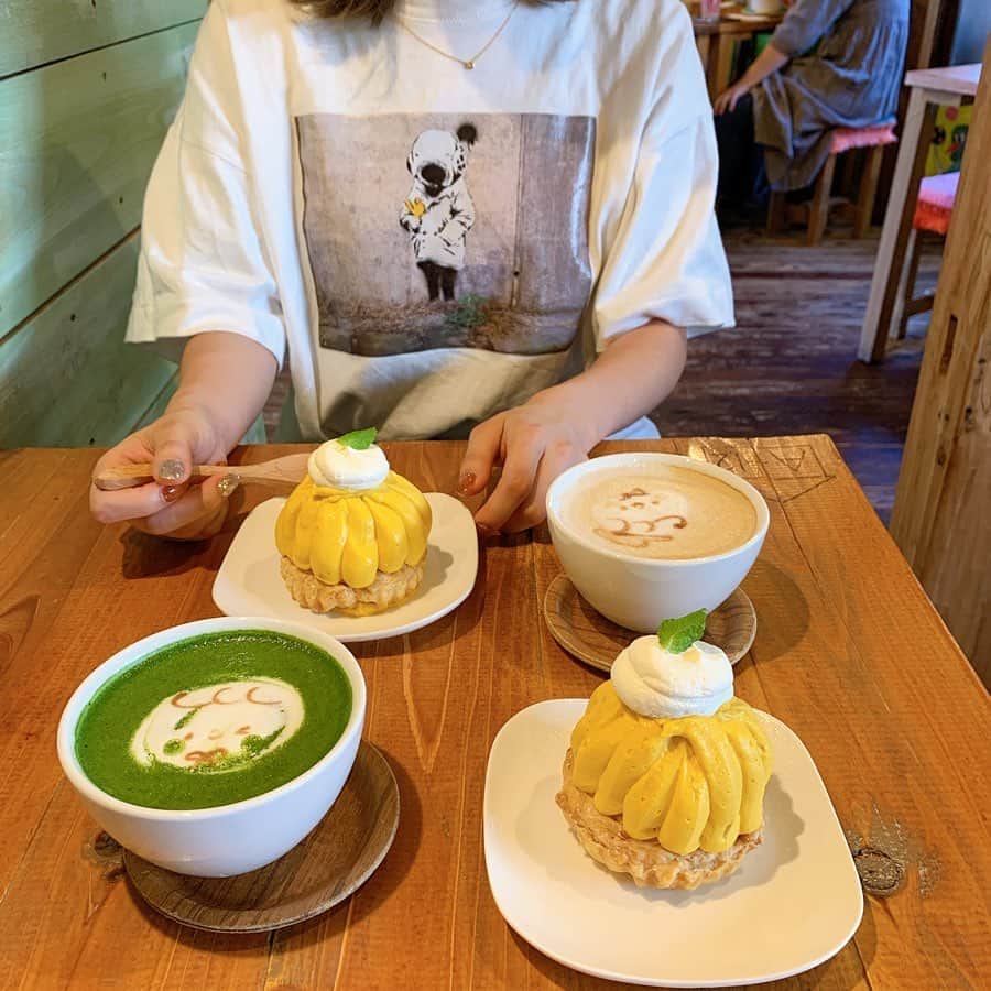 りょうくんグルメさんのインスタグラム写真 - (りょうくんグルメInstagram)「【吉祥寺　ハティフナット】 かぼちゃのモンブランが食べられるお店🎃 ㅤㅤㅤㅤㅤㅤㅤㅤㅤㅤㅤㅤㅤ 🏠#吉祥寺　#ハティフナット 🚶‍♂️吉祥寺駅徒歩8分 📖かぼちゃくんちのモンブラン(¥530+tax)×2 ラテアート 抹茶(¥650+tax) カフェラテ(¥550+tax) ワンドリンク制 ㅤㅤㅤㅤㅤㅤㅤㅤㅤㅤㅤㅤㅤ 中に冷たいリンゴ入ってる珍しいかぼちゃスイーツ。外のクリームはかぼちゃの味強いけどリンゴ感すごい。 ㅤㅤㅤㅤㅤㅤㅤㅤㅤㅤㅤㅤㅤ 純粋なかぼスイーツではないけどすごくおいしい！ ㅤㅤㅤㅤㅤㅤㅤㅤㅤㅤㅤㅤㅤ りんごあるからさっぱり食べれるし 下にパイ生地しかれてさっくさく。 見た目もかわいい〜 ㅤㅤㅤㅤㅤㅤㅤㅤㅤㅤㅤㅤㅤ さっぱり食べれるから全然くどくないし食べ終わりに罪悪感ないの最強。 スイーツ大きめでラテも飲むとけっこうお腹いっぱい。 ㅤㅤㅤㅤㅤㅤㅤㅤㅤㅤㅤㅤㅤ 店内は広々としてすごく雰囲気いい。 童話のカフェって感じ。お客さんはほぼ女性。男性はいても家族連れのパパかカップル。 男性一人で行く感じではないし、女性お一人様も見かけなかった。 ㅤㅤㅤㅤㅤㅤㅤㅤㅤㅤㅤㅤㅤ 音楽もいい感じでゆったり過ごせる。 スイーツ種類充実。 ラテアートがかわいくて人気。 店内も外装も可愛いしドアがちっさいフォトスポット。 ㅤㅤㅤㅤㅤㅤㅤㅤㅤㅤㅤㅤㅤ 何回でも来れそう。ここリピしたいし友達にオススメしたい度も満点。 ㅤㅤㅤㅤㅤㅤㅤㅤㅤㅤㅤㅤㅤ ワンドリンク制だからそこだけ注意！ オススメ！」10月18日 19時12分 - uryo1113
