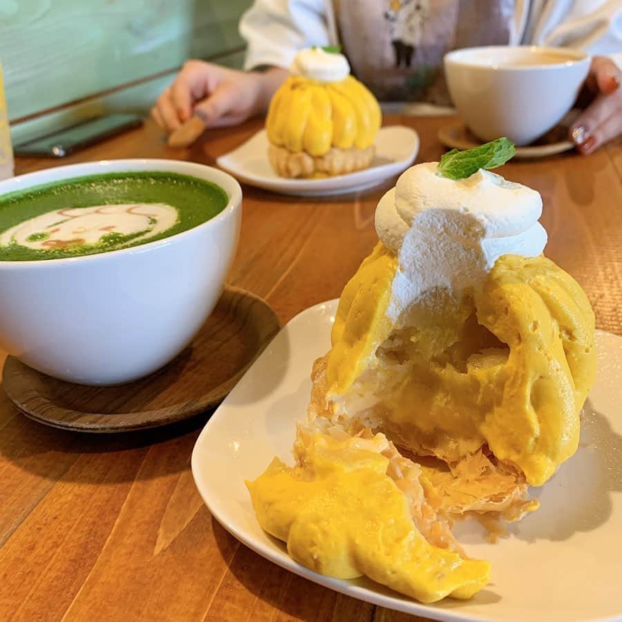 りょうくんグルメさんのインスタグラム写真 - (りょうくんグルメInstagram)「【吉祥寺　ハティフナット】 かぼちゃのモンブランが食べられるお店🎃 ㅤㅤㅤㅤㅤㅤㅤㅤㅤㅤㅤㅤㅤ 🏠#吉祥寺　#ハティフナット 🚶‍♂️吉祥寺駅徒歩8分 📖かぼちゃくんちのモンブラン(¥530+tax)×2 ラテアート 抹茶(¥650+tax) カフェラテ(¥550+tax) ワンドリンク制 ㅤㅤㅤㅤㅤㅤㅤㅤㅤㅤㅤㅤㅤ 中に冷たいリンゴ入ってる珍しいかぼちゃスイーツ。外のクリームはかぼちゃの味強いけどリンゴ感すごい。 ㅤㅤㅤㅤㅤㅤㅤㅤㅤㅤㅤㅤㅤ 純粋なかぼスイーツではないけどすごくおいしい！ ㅤㅤㅤㅤㅤㅤㅤㅤㅤㅤㅤㅤㅤ りんごあるからさっぱり食べれるし 下にパイ生地しかれてさっくさく。 見た目もかわいい〜 ㅤㅤㅤㅤㅤㅤㅤㅤㅤㅤㅤㅤㅤ さっぱり食べれるから全然くどくないし食べ終わりに罪悪感ないの最強。 スイーツ大きめでラテも飲むとけっこうお腹いっぱい。 ㅤㅤㅤㅤㅤㅤㅤㅤㅤㅤㅤㅤㅤ 店内は広々としてすごく雰囲気いい。 童話のカフェって感じ。お客さんはほぼ女性。男性はいても家族連れのパパかカップル。 男性一人で行く感じではないし、女性お一人様も見かけなかった。 ㅤㅤㅤㅤㅤㅤㅤㅤㅤㅤㅤㅤㅤ 音楽もいい感じでゆったり過ごせる。 スイーツ種類充実。 ラテアートがかわいくて人気。 店内も外装も可愛いしドアがちっさいフォトスポット。 ㅤㅤㅤㅤㅤㅤㅤㅤㅤㅤㅤㅤㅤ 何回でも来れそう。ここリピしたいし友達にオススメしたい度も満点。 ㅤㅤㅤㅤㅤㅤㅤㅤㅤㅤㅤㅤㅤ ワンドリンク制だからそこだけ注意！ オススメ！」10月18日 19時12分 - uryo1113