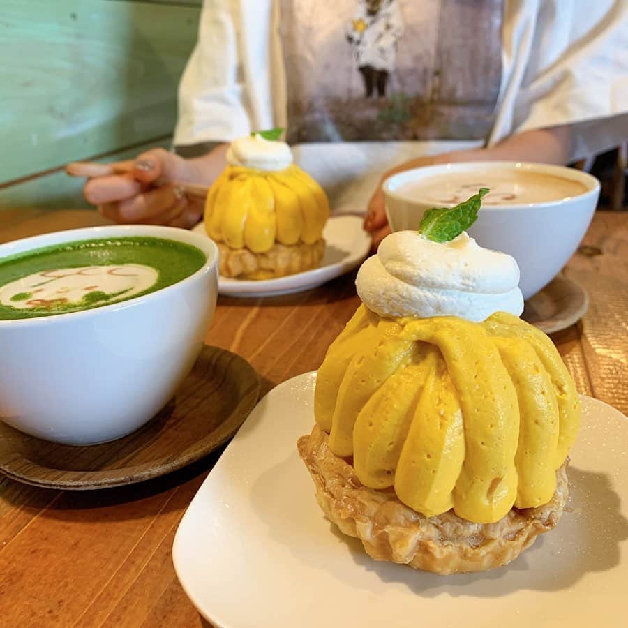 りょうくんグルメさんのインスタグラム写真 - (りょうくんグルメInstagram)「【吉祥寺　ハティフナット】 かぼちゃのモンブランが食べられるお店🎃 ㅤㅤㅤㅤㅤㅤㅤㅤㅤㅤㅤㅤㅤ 🏠#吉祥寺　#ハティフナット 🚶‍♂️吉祥寺駅徒歩8分 📖かぼちゃくんちのモンブラン(¥530+tax)×2 ラテアート 抹茶(¥650+tax) カフェラテ(¥550+tax) ワンドリンク制 ㅤㅤㅤㅤㅤㅤㅤㅤㅤㅤㅤㅤㅤ 中に冷たいリンゴ入ってる珍しいかぼちゃスイーツ。外のクリームはかぼちゃの味強いけどリンゴ感すごい。 ㅤㅤㅤㅤㅤㅤㅤㅤㅤㅤㅤㅤㅤ 純粋なかぼスイーツではないけどすごくおいしい！ ㅤㅤㅤㅤㅤㅤㅤㅤㅤㅤㅤㅤㅤ りんごあるからさっぱり食べれるし 下にパイ生地しかれてさっくさく。 見た目もかわいい〜 ㅤㅤㅤㅤㅤㅤㅤㅤㅤㅤㅤㅤㅤ さっぱり食べれるから全然くどくないし食べ終わりに罪悪感ないの最強。 スイーツ大きめでラテも飲むとけっこうお腹いっぱい。 ㅤㅤㅤㅤㅤㅤㅤㅤㅤㅤㅤㅤㅤ 店内は広々としてすごく雰囲気いい。 童話のカフェって感じ。お客さんはほぼ女性。男性はいても家族連れのパパかカップル。 男性一人で行く感じではないし、女性お一人様も見かけなかった。 ㅤㅤㅤㅤㅤㅤㅤㅤㅤㅤㅤㅤㅤ 音楽もいい感じでゆったり過ごせる。 スイーツ種類充実。 ラテアートがかわいくて人気。 店内も外装も可愛いしドアがちっさいフォトスポット。 ㅤㅤㅤㅤㅤㅤㅤㅤㅤㅤㅤㅤㅤ 何回でも来れそう。ここリピしたいし友達にオススメしたい度も満点。 ㅤㅤㅤㅤㅤㅤㅤㅤㅤㅤㅤㅤㅤ ワンドリンク制だからそこだけ注意！ オススメ！」10月18日 19時12分 - uryo1113
