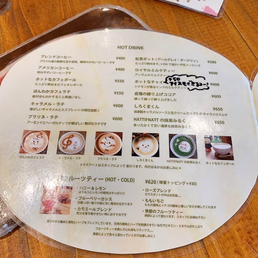 りょうくんグルメさんのインスタグラム写真 - (りょうくんグルメInstagram)「【吉祥寺　ハティフナット】 かぼちゃのモンブランが食べられるお店🎃 ㅤㅤㅤㅤㅤㅤㅤㅤㅤㅤㅤㅤㅤ 🏠#吉祥寺　#ハティフナット 🚶‍♂️吉祥寺駅徒歩8分 📖かぼちゃくんちのモンブラン(¥530+tax)×2 ラテアート 抹茶(¥650+tax) カフェラテ(¥550+tax) ワンドリンク制 ㅤㅤㅤㅤㅤㅤㅤㅤㅤㅤㅤㅤㅤ 中に冷たいリンゴ入ってる珍しいかぼちゃスイーツ。外のクリームはかぼちゃの味強いけどリンゴ感すごい。 ㅤㅤㅤㅤㅤㅤㅤㅤㅤㅤㅤㅤㅤ 純粋なかぼスイーツではないけどすごくおいしい！ ㅤㅤㅤㅤㅤㅤㅤㅤㅤㅤㅤㅤㅤ りんごあるからさっぱり食べれるし 下にパイ生地しかれてさっくさく。 見た目もかわいい〜 ㅤㅤㅤㅤㅤㅤㅤㅤㅤㅤㅤㅤㅤ さっぱり食べれるから全然くどくないし食べ終わりに罪悪感ないの最強。 スイーツ大きめでラテも飲むとけっこうお腹いっぱい。 ㅤㅤㅤㅤㅤㅤㅤㅤㅤㅤㅤㅤㅤ 店内は広々としてすごく雰囲気いい。 童話のカフェって感じ。お客さんはほぼ女性。男性はいても家族連れのパパかカップル。 男性一人で行く感じではないし、女性お一人様も見かけなかった。 ㅤㅤㅤㅤㅤㅤㅤㅤㅤㅤㅤㅤㅤ 音楽もいい感じでゆったり過ごせる。 スイーツ種類充実。 ラテアートがかわいくて人気。 店内も外装も可愛いしドアがちっさいフォトスポット。 ㅤㅤㅤㅤㅤㅤㅤㅤㅤㅤㅤㅤㅤ 何回でも来れそう。ここリピしたいし友達にオススメしたい度も満点。 ㅤㅤㅤㅤㅤㅤㅤㅤㅤㅤㅤㅤㅤ ワンドリンク制だからそこだけ注意！ オススメ！」10月18日 19時12分 - uryo1113