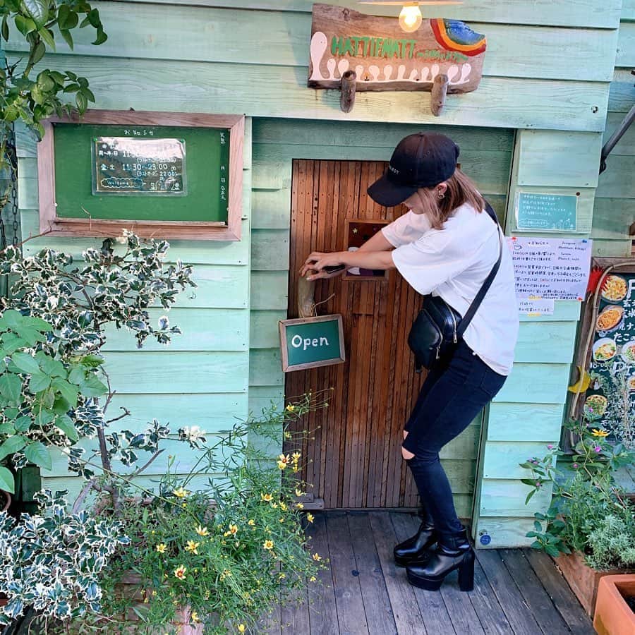 りょうくんグルメさんのインスタグラム写真 - (りょうくんグルメInstagram)「【吉祥寺　ハティフナット】 かぼちゃのモンブランが食べられるお店🎃 ㅤㅤㅤㅤㅤㅤㅤㅤㅤㅤㅤㅤㅤ 🏠#吉祥寺　#ハティフナット 🚶‍♂️吉祥寺駅徒歩8分 📖かぼちゃくんちのモンブラン(¥530+tax)×2 ラテアート 抹茶(¥650+tax) カフェラテ(¥550+tax) ワンドリンク制 ㅤㅤㅤㅤㅤㅤㅤㅤㅤㅤㅤㅤㅤ 中に冷たいリンゴ入ってる珍しいかぼちゃスイーツ。外のクリームはかぼちゃの味強いけどリンゴ感すごい。 ㅤㅤㅤㅤㅤㅤㅤㅤㅤㅤㅤㅤㅤ 純粋なかぼスイーツではないけどすごくおいしい！ ㅤㅤㅤㅤㅤㅤㅤㅤㅤㅤㅤㅤㅤ りんごあるからさっぱり食べれるし 下にパイ生地しかれてさっくさく。 見た目もかわいい〜 ㅤㅤㅤㅤㅤㅤㅤㅤㅤㅤㅤㅤㅤ さっぱり食べれるから全然くどくないし食べ終わりに罪悪感ないの最強。 スイーツ大きめでラテも飲むとけっこうお腹いっぱい。 ㅤㅤㅤㅤㅤㅤㅤㅤㅤㅤㅤㅤㅤ 店内は広々としてすごく雰囲気いい。 童話のカフェって感じ。お客さんはほぼ女性。男性はいても家族連れのパパかカップル。 男性一人で行く感じではないし、女性お一人様も見かけなかった。 ㅤㅤㅤㅤㅤㅤㅤㅤㅤㅤㅤㅤㅤ 音楽もいい感じでゆったり過ごせる。 スイーツ種類充実。 ラテアートがかわいくて人気。 店内も外装も可愛いしドアがちっさいフォトスポット。 ㅤㅤㅤㅤㅤㅤㅤㅤㅤㅤㅤㅤㅤ 何回でも来れそう。ここリピしたいし友達にオススメしたい度も満点。 ㅤㅤㅤㅤㅤㅤㅤㅤㅤㅤㅤㅤㅤ ワンドリンク制だからそこだけ注意！ オススメ！」10月18日 19時12分 - uryo1113