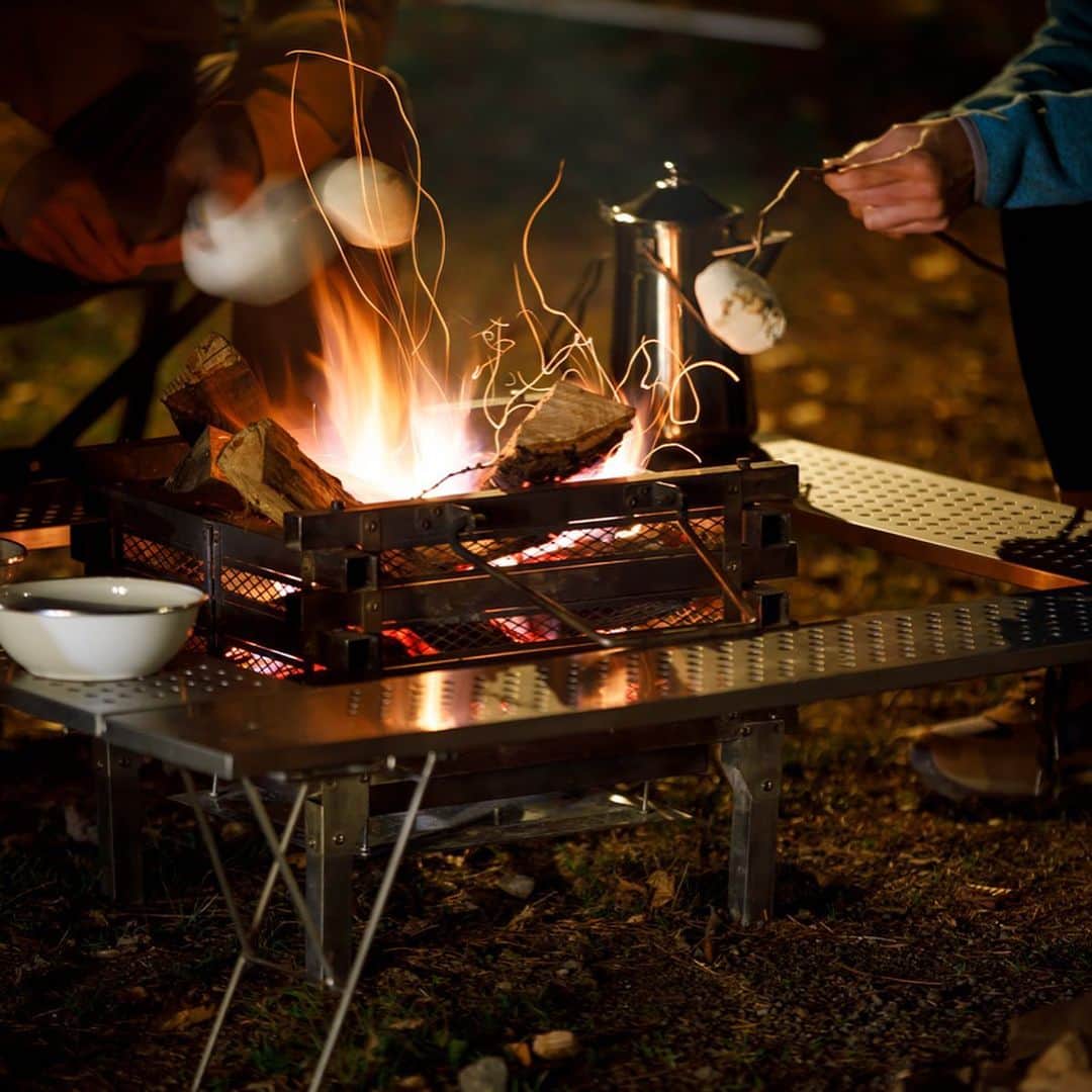 Coleman Japanさんのインスタグラム写真 - (Coleman JapanInstagram)「【🍁秋の夜長は、焚き火キャンプ】 揺れる炎を眺め、パチパチと薪がはぜる音に癒される焚き火。 ・ 家族や仲間と囲んで、秋のキャンプを楽しもう。 ・ ・ ・ #灯そうColeman #灯そうコールマン #灯そう #Coleman #コールマン #Camp #キャンプ #Outdoor #アウトドア #tent #テント #コールマンテント #ファミリーキャンプ #秋キャンプ #焚き火 #焚き火キャンプ」10月18日 19時14分 - coleman_japan