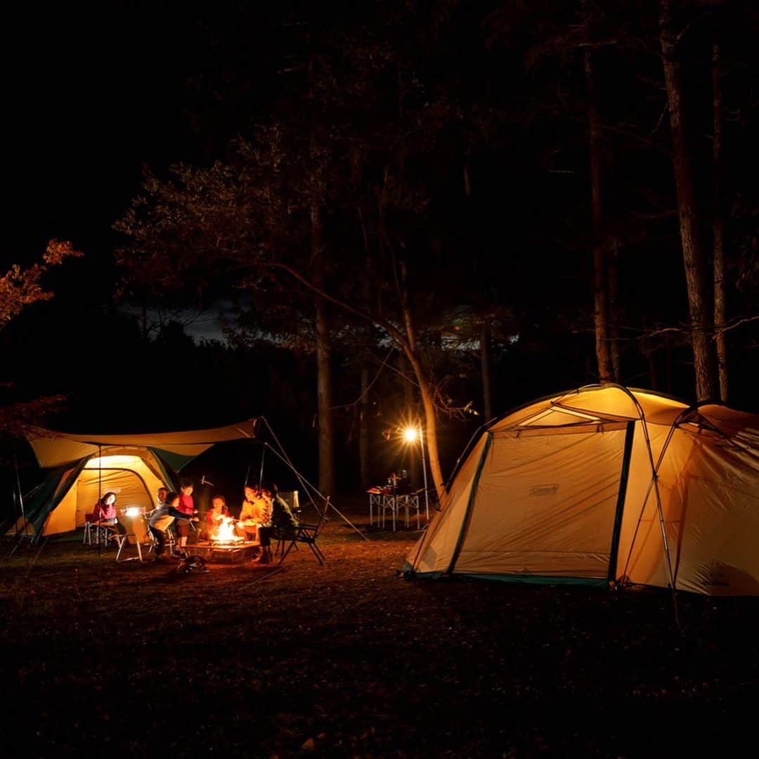 Coleman Japanのインスタグラム：「【🍁秋の夜長は、焚き火キャンプ】 揺れる炎を眺め、パチパチと薪がはぜる音に癒される焚き火。 ・ 家族や仲間と囲んで、秋のキャンプを楽しもう。 ・ ・ ・ #灯そうColeman #灯そうコールマン #灯そう #Coleman #コールマン #Camp #キャンプ #Outdoor #アウトドア #tent #テント #コールマンテント #ファミリーキャンプ #秋キャンプ #焚き火 #焚き火キャンプ」