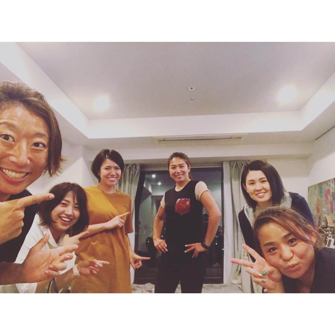 宮川紗麻亜さんのインスタグラム写真 - (宮川紗麻亜Instagram)「🌻 昨晩は北海道産のじゃがいも&たまねぎパーティー🎉 じゃがいもを一気にこんなに食べたのは初めてかも〜🥔 とても美味しかった😋ありがとうございました💕  なぜかファンさんが私のTシャツを見て大爆笑！笑 確かに遠目で見たら、重ね着してるみたいに見えるかも🤣 #じゃがいも #玉ねぎ #北海道産  #party #食 #イツメン #athlete」10月18日 19時23分 - sunflower__summer