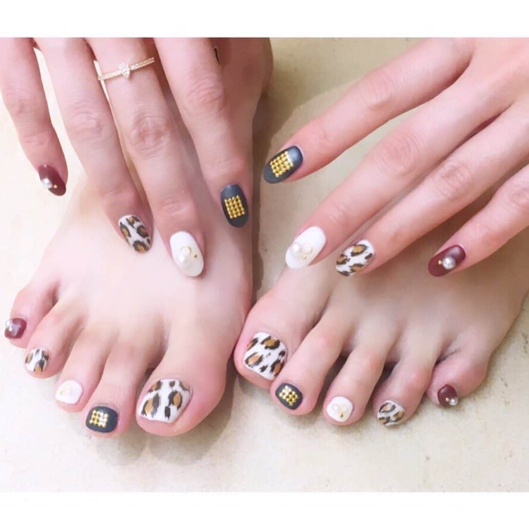 のインスタグラム：「今回は珍しくフット♡ハンドお揃いネイル💕💕 全マットで ハラコ風レオパードに パールやスタッズ  マットにすることで グッと大人可愛い♬♬ #ネイル#ネイルデザイン#nail #naildesign #ピークアブー#銀座#並木通り#ハラコ風レオパード#レオパードネイル#マット#マットネイル#ネイル好き#大人可愛い#パール#スタッズ #instagram#instagramjapan #instanails」