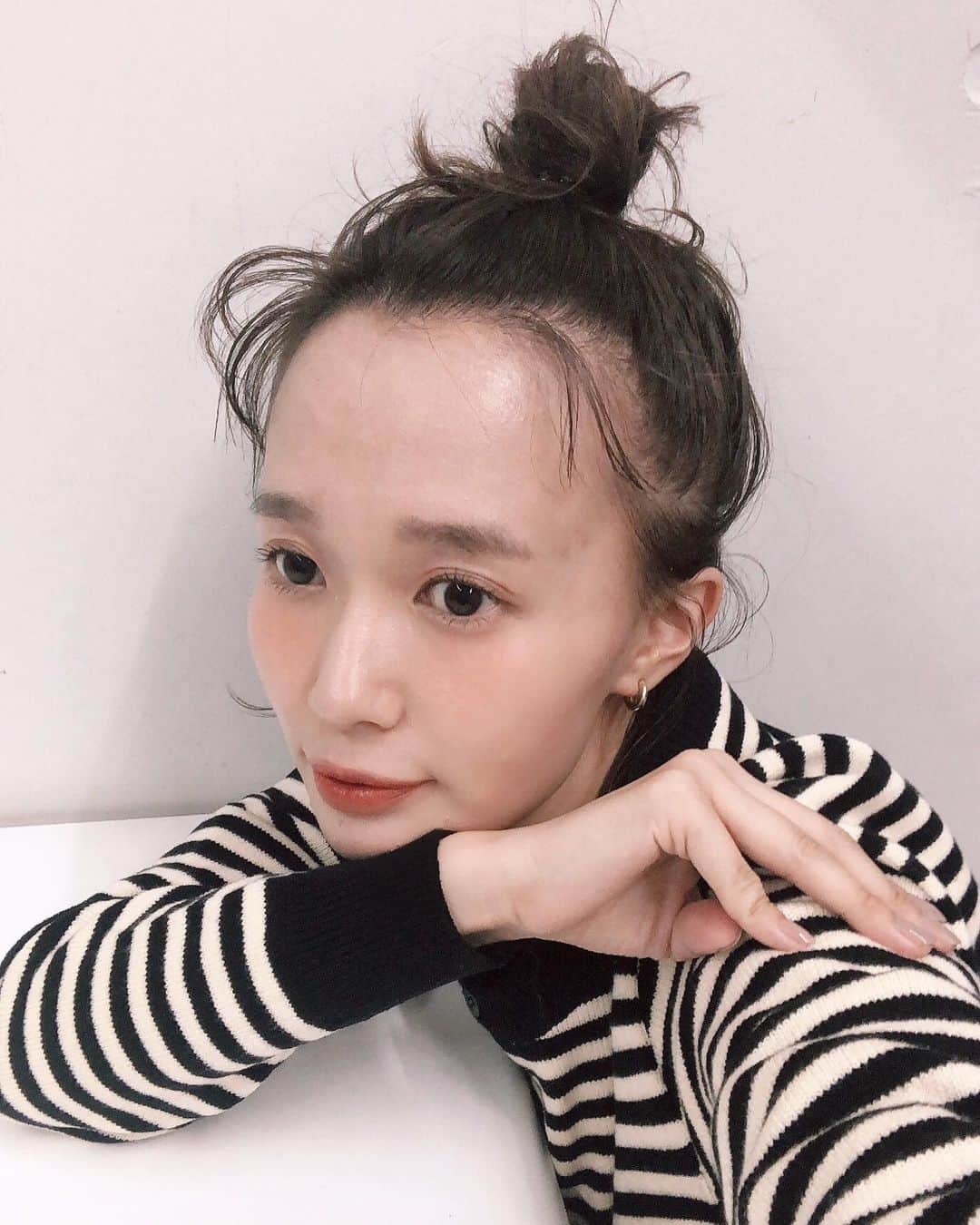 のインスタグラム：「おくれ毛お団子成功の写真🤳 19mmのコテでくるくる巻いて Nドットのオイルをしっかりつけてアップにしました。 . そろそろ韓国を発ちます🇰🇷 明日からはいよいよzoffイベントだ〜楽しみがすぎるよ。 東京の皆んな、大阪の皆んな、よろしくお願いします！！！ 一応詳細も改めて、、、👓💕 【開催日時・実施店舗】 東京 2019年10月19日（土）  店舗情報はこちら 第1部（撮影会）Zoff 原宿店12：30～14：30 第2部（お茶会）アフタヌーンティー・ラブアンドテーブル 表参道15：30～（約1時間を予定） ※整理券配布会場　Zoff原宿店 店舗前　当日10：00～  大阪 2019年10月20日（日）  店舗情報はこちら 第1部（撮影会）Zoff Plus ルクア店13：00～15：00 第2部（お茶会）アフタヌーンティー・ラブアンドテーブル ルクア大阪16：00～（約1時間を予定） ※整理券配布会場　Zoff Plus ルクア店 店舗前　当日10：00～ 【イベント詳細】 第１部「＃ゾフガルコレ 写真撮影会」 「Zoff CLASSIC Girls Collection」のメガネをかけて、モデル3名と一緒にご自身のカメラで記念撮影ができます。  第２部「#ゾフガルコレ お茶会」※各会場抽選30名様 MCを中心にモデル3人に「Zoff CLASSIC Girls Collection」メガネプロデュースのこだわりポイントや、おすすめコーディネートなどを、みんなでお茶をしながらトークします。 【参加条件】 第１部「＃ゾフガルコレ 写真撮影会」 イベント当日「Zoff CLASSIC Girls Collection」のメガネを着用のうえ各整理券配布会場へお越しください。 お時間になりましたら指定の場所で参加整理券を配布いたします。  第２部「#ゾフガルコレ お茶会」 第1部の参加者の中から抽選で30名様に第2部の参加券を配布。 第1部の整理券配布時に希望者へ第2部参加券抽選を行い、当選者へ第1部整理券と第2部参加券を配布いたします。 ※「Zoff CLASSIC Girls Collection」のメガネをご購入いただいたお客様で、イベント当日までにお手元にメガネが届いていない場合は、ご購入いただいたことがわかるもの（レシートや注文確認メール等）を整理券配布時にご提示いただくことで、イベントへご参加いただけます。」