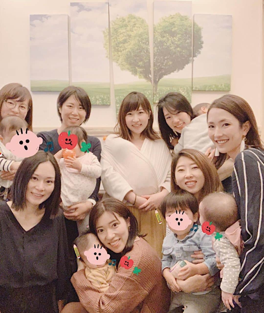 Remiさんのインスタグラム写真 - (RemiInstagram)「mom writers&babies meet up🎃 昨日は @lovetabi_mama ママライター会でした📝 出産育児の情報交換をしたり、ベビー達の交流に癒され、あっという間のひと時でした👶🏻👧🏻💓 人工芝の個室でベビーたちがハイハイしたりねんねしたり、過ごしやすかった🚼 企画から素敵なデコレーションやペーパーアイテムの作成までしてくれた @_kico.h_  さんありがとうございました💓 現在LOVETABI Mamaではママ向けのイベントを企画中！ お子さんと一緒に楽しめるイベントにしたいと思っているので、決まったらまたご案内します💕  明日は @qbag_japan のイベントによっこと参加します👜✨ お会いできる方々楽しみにしています😊  #LOVETABIMama #ママ会 #ママライター #ハロウィン」10月18日 19時41分 - remi_912