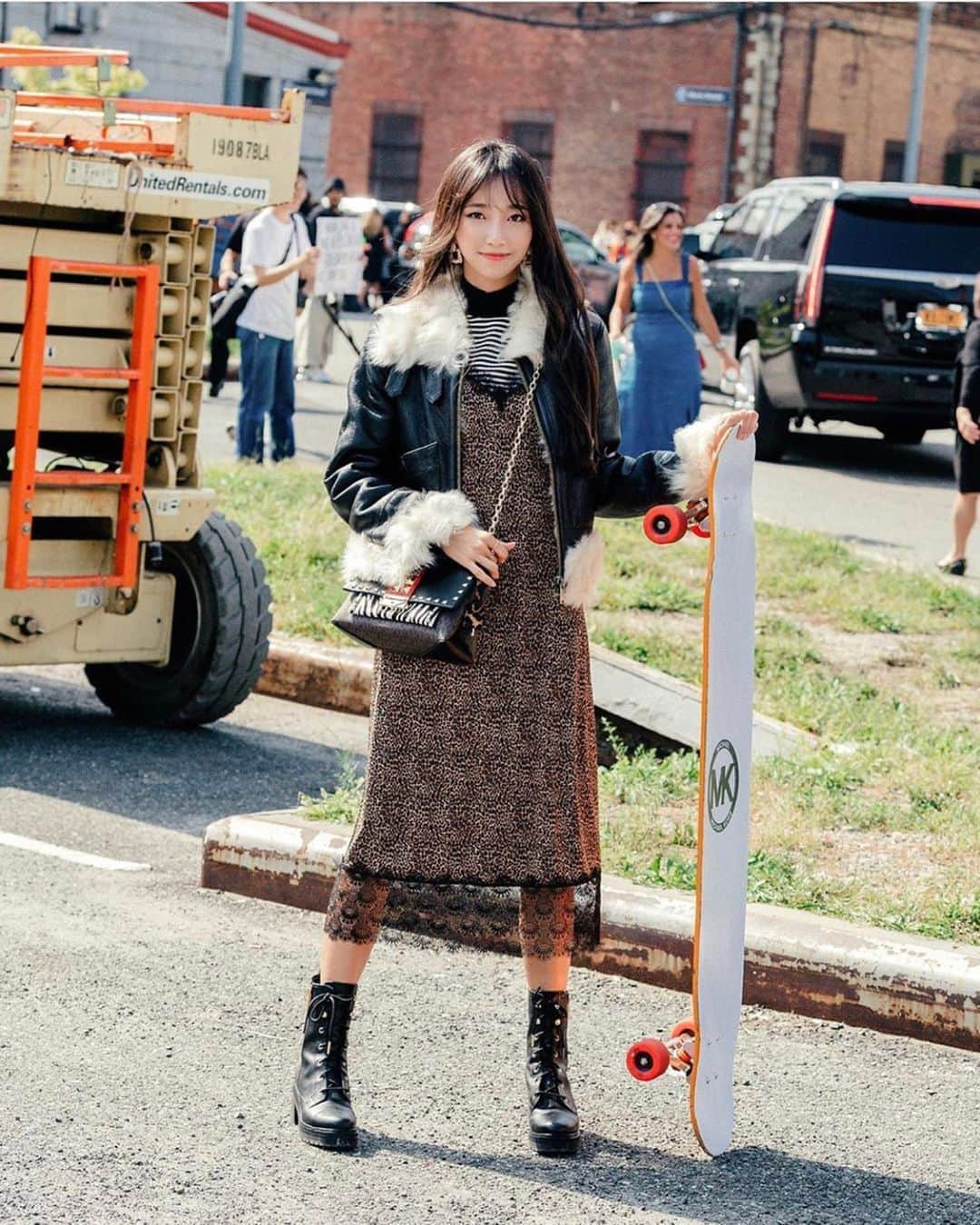 コ・ヒョジュさんのインスタグラム写真 - (コ・ヒョジュInstagram)「➡️🎞 Michael Kors x ELLE in New York This is about the last nyfw. It's a precious and grateful experience to  participate in Michael Kors Show and shoot with ELLE. 서울 패션위크가 한참인 지금 지난 뉴욕 패션위크 영상 올립니다💦😅 지난 뉴욕 패션위크 때 마이클코어스 쇼에도 참석하고 엘르와 함께 촬영도 하고 왔답니다💕 너무너무 소중하고 감사한 경험🙏🏻 준비를 많이 하고 갔음에도 처음이라 어리버리했지만 내년에 또 간다면 잘하고 올 수 있을 것 같아요💪 패션에 부쩍 관심 많은 효주랍니다🥰 . . . #MichaelKors #allaccesskors #nyfw #newyorkvideo #뉴욕패션위크 #패션위크 #마이클코어스 #뉴욕 #rollerskating #rollerskates #롤러스케이트 #레오파드」10月18日 19時39分 - hyo_joo