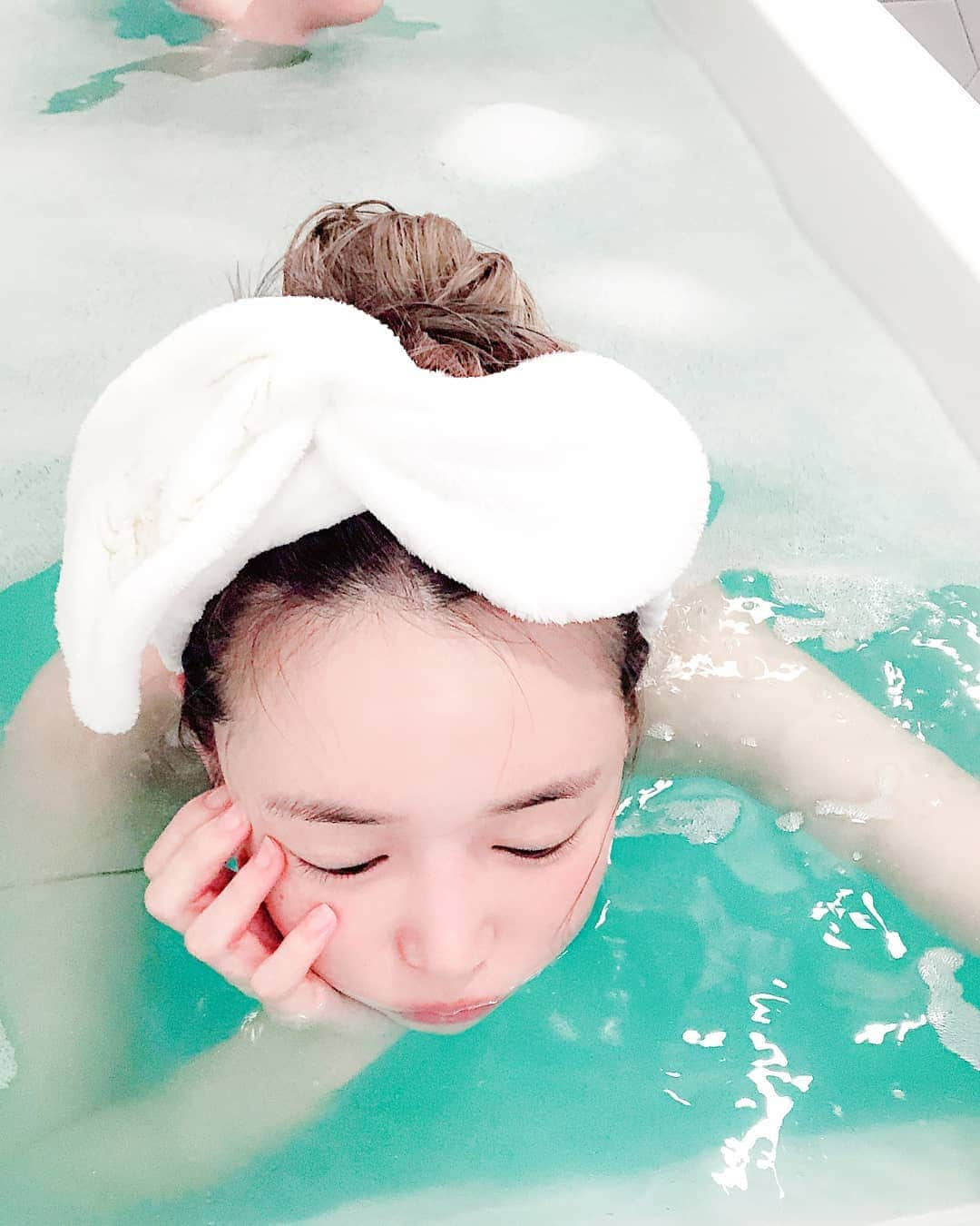 Han Ga Eunさんのインスタグラム写真 - (Han Ga EunInstagram)「목욕덕후 🧖‍♀️ 생선으로 바스템 잔뜩 받아서 참방참방🛁💦 고마워어어  @ara__0716 @jjobuk @_mijini 💕💕💕💕💕💕💕💕💕💕」10月18日 19時40分 - gaeungbebe