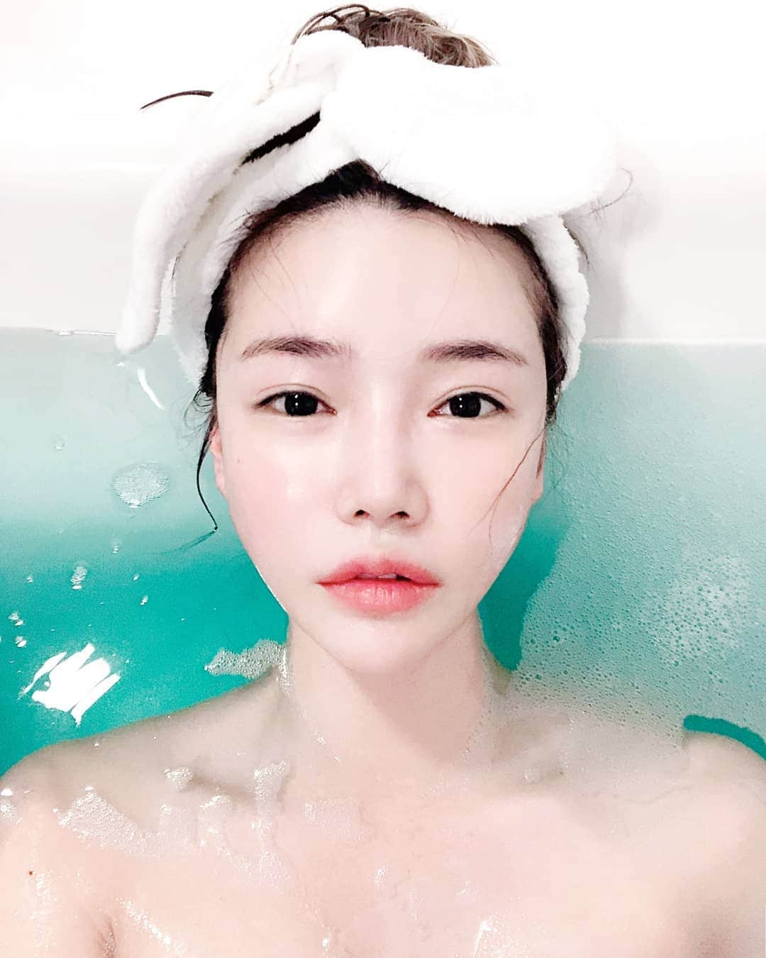 Han Ga Eunさんのインスタグラム写真 - (Han Ga EunInstagram)「목욕덕후 🧖‍♀️ 생선으로 바스템 잔뜩 받아서 참방참방🛁💦 고마워어어  @ara__0716 @jjobuk @_mijini 💕💕💕💕💕💕💕💕💕💕」10月18日 19時40分 - gaeungbebe