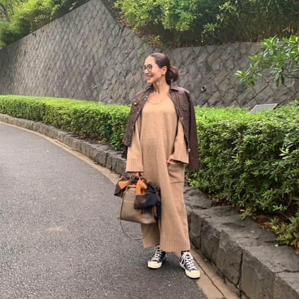亀恭子のインスタグラム：「brownday . . . 肌寒くなってきましたね。 ニットワンピースの肌触りが心地良い❤︎ . . today's… #fashion #ootd #kkstyle #tokyo #kamescloset #jacket #stunninglure #onepiece #thenewhouse #stole #johnstons #bag #hermes #shoes #converse #autumn」