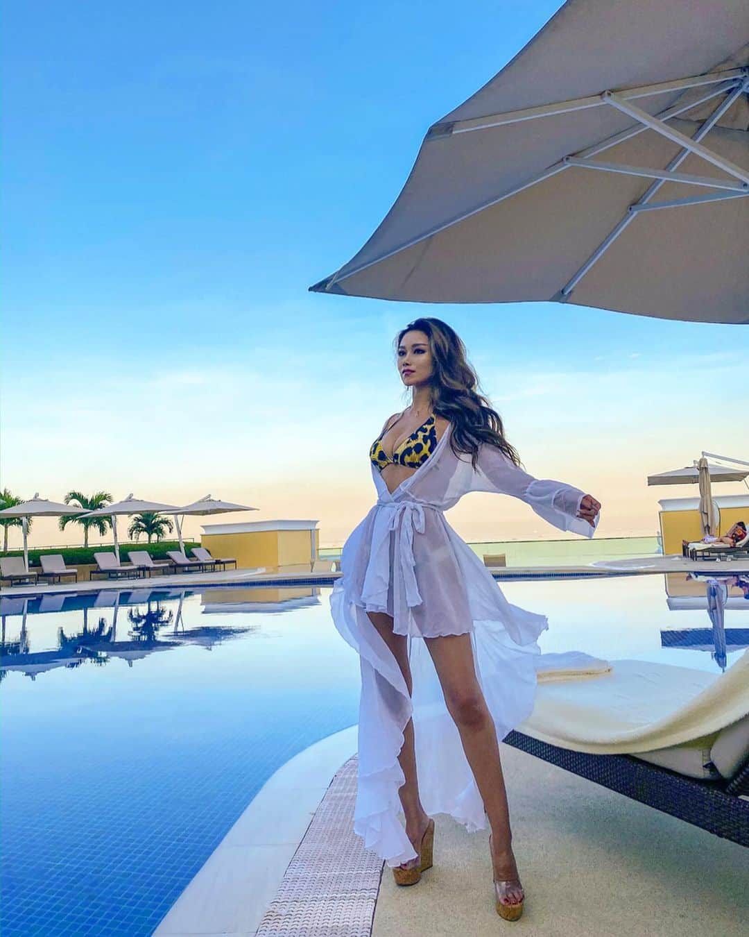 のインスタグラム：「#okadamanila#Manila#5starhotel#casino#pool#bikini#coverup#asos#fashionnova#sanlorenzobikins#bikiniladyphotogenic#genic_manila#genic_philippines #resort#vacay#女旅#女子旅#マニラ#オカダマニラ#フィリピン#プールサイド#ホテルプール#여행스타그램」