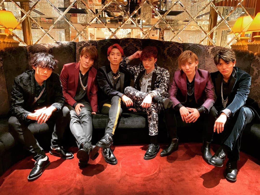 SixTONESさんのインスタグラム写真 - (SixTONESInstagram)「How do we look in these suits? 😈 We’re working hard every day to send you all energy  in every situation you’re in 🖤🖤🖤 #SixTONES#Jesse#Taiga#Hokuto#Yugo#Shintaro#Juri」10月18日 20時00分 - sixtones_official