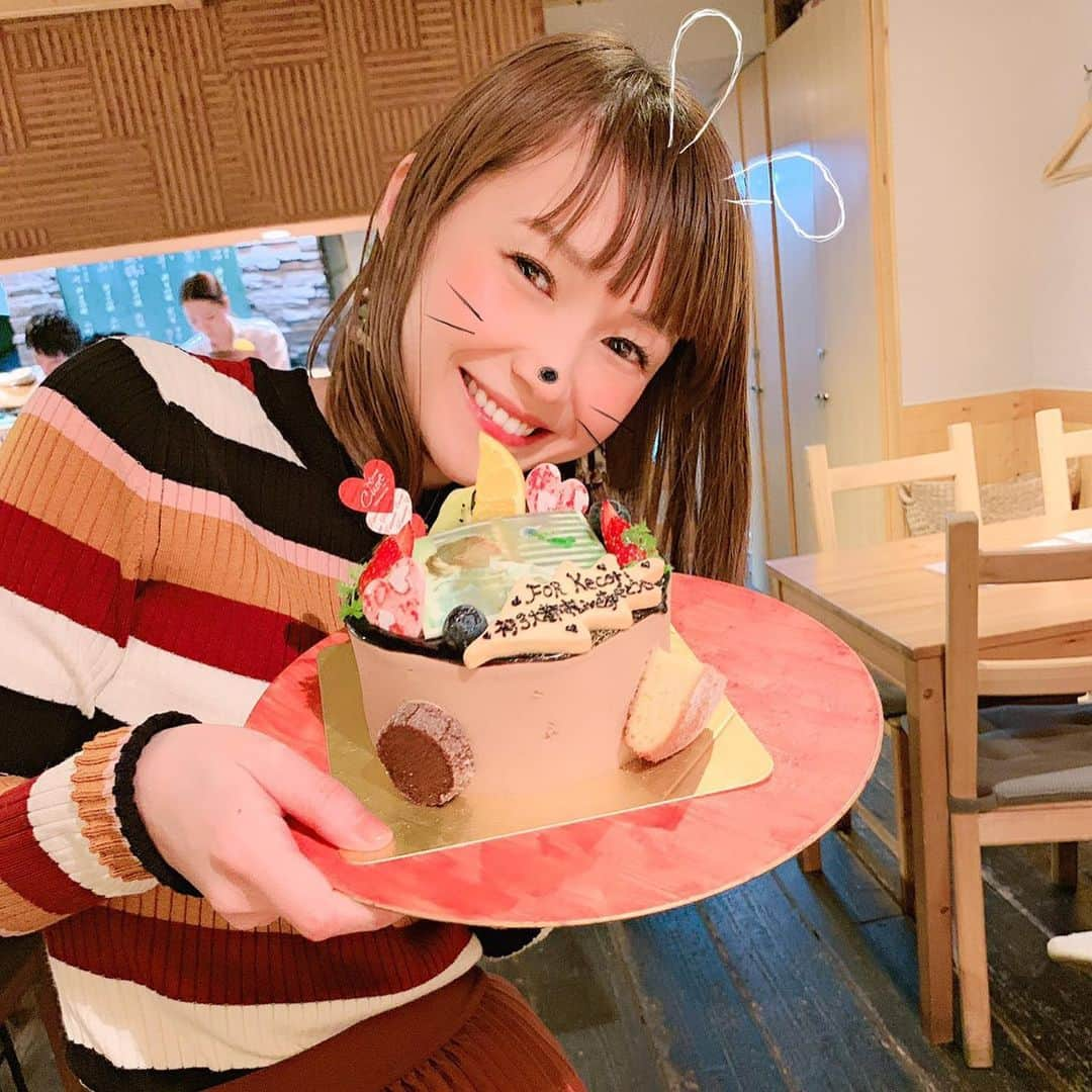 Kecoriさんのインスタグラム写真 - (KecoriInstagram)「サプライズケーキ嬉しすぎた🎂 ワンマンがんばるぞぉ✨🎙 熊本の大好きなお姉様方から😋 こんなケーキ貰ったらしこたまがんばらなん💪✨ . . そしてCD発送がだいぶ落ち着いたので東京戻ったらまた弾き語りも再開します😋‼️ . . #みんなcd届いたよ報告ありがとう#😆めちゃくちゃ嬉しい#ワンマンツアー#段々日が近づいて来てる#がんばるぞ#kecori」10月18日 20時04分 - kecori.23