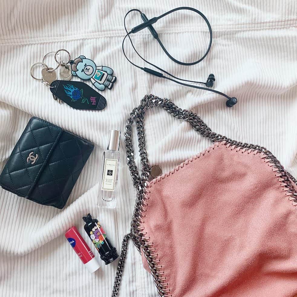 のインスタグラム：「What's in my bag？👜﻿ ﻿ いつもおしゃれなELLEgirl UNI creator🦄彼女たちのカバンには何が入っているの？👜お財布やコスメから意外なものまで？！👀UNI creatorのカバンの中身を拝見💘﻿ ﻿ 💁🏻‍♀️上野智子( @tomokoueno )﻿ ﻿ 🤔バッグについて教えて！﻿ 「 #ステラマッカートニー 」のくすみピンクのバッグがこの秋のお気に入り💼7万円くらいで購入しました！意外とたくさん荷物が入るので、お仕事バッグとしても愛用中◎﻿ ﻿ 🤔バッグ選びのこだわりは？﻿ シンプルなファッションが好きなので、そのアクセントになるような、派手カラーや凝ったデザインのバッグ選ぶことが多いかも👀持っていてテンションが上がるバッグが好き♡﻿ ﻿ 🤔バッグの中身を教えて！﻿ ・お財布／ #シャネル﻿ ( @chanelofficial ) ﻿ ・香水／ #ジョーマローン ( @jomalonelondon ) ﻿ ・赤リップ／ #アナスイ﻿ ( @annasuicosmetics ) ﻿ ・リップクリーム／ #ニベア﻿ ( @niveabody_jp ) ﻿ ・ワイヤレスイヤホン／ #ビーツ﻿ ( @beatsbydre ) ﻿ ・キーホルダー／﻿ 鍵には好きなアーティストのグッズをつけるのがマイルール🔑今は女性シンガーソングライターの「eill(エイル)」 (@_eill_ )とK-POPグループ「WINNER(ウィナー)」( @winnercity )のキーホルダーをつけています！﻿ ﻿ ﻿ #ellegirl #ellegirluni #whatsinmybag #かばんの中身 #カバンの中身 #stellamccartney #stellamccartneybag #beatsearphones #jomalonelondon #niveajapan #annasuicosmetics #chanelwallet #シャネル財布 #ニベアリップ #アナスイコスメティックス #ジョーマローンロンドン #ジョーマローン #eill #winner #winnercity #ウィナー #kpop好き #お仕事バッグ #nivealipbalm」