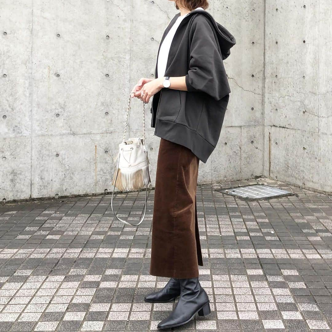 mmk__56さんのインスタグラム写真 - (mmk__56Instagram)「2019.10.18 . . 予約してた @mother_inc のパーカーとロンTが届いたので早速着てみた😚 パーカーの横からのシルエットが神👏🏻👏🏻 買って良かった〜❤︎❤︎ . ロンT/パーカー… @mother_inc  スカート… DOORS ブーツ… @na.e_official . #ママコーデ#ママファッション#今日の服#今日のコーデ#着回しコーデ#プチプラコーデ#シンプルコーデ#ロカリ#大人カジュアル#locari#ootd_kob#mamagirl#mamagirl_sugotoku#FORME#パーカーコーデ#コーデュロイスカート」10月18日 20時05分 - mmk__56