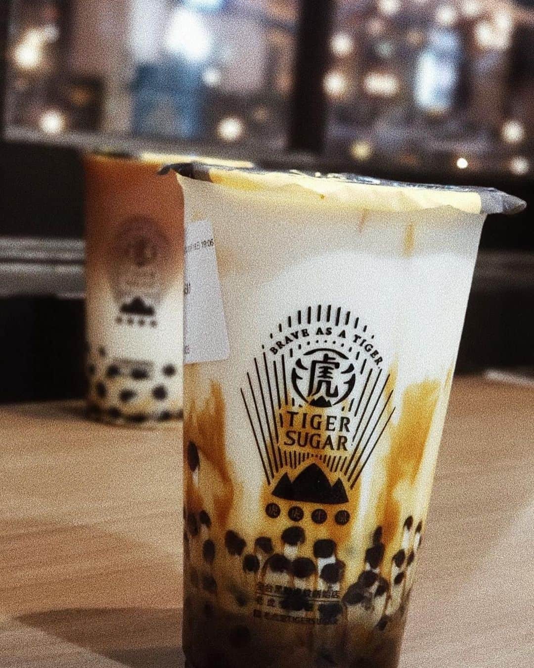 HISANAさんのインスタグラム写真 - (HISANAInstagram)「本日オープンした @tigersugar.kansai へ行ってきました🐯﻿ ﻿ 私はお店の方がおすすめしてくれた、黒糖ボバ+パールミルク with クリームを🍼﻿ ボバはおっきいタピオカで、パールは小さめのタピオカなの🥺﻿ ﻿ 黒糖ボバミルクを15回振ると、よりボバがもちもちになってさらに濃厚な味わいになるらしくてシェイク！﻿ ほんまにもちもちで甘くて美味しかったぁ💓﻿ ﻿ #タイガーシュガー#タイガーシュガー心斎橋 ﻿ #tigersugar#PR」10月18日 20時16分 - hisana22