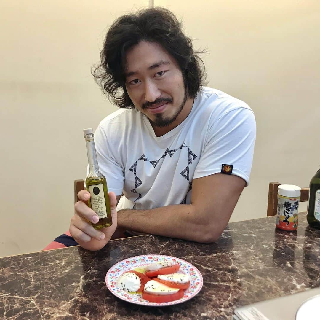 棚橋弘至さんのインスタグラム写真 - (棚橋弘至Instagram)「道場で #晩御飯 。辻くん #辻陽太 が #豚キムチ 作ってくれた♪むちゃくちゃ美味い((((；ﾟДﾟ)))))))！ 「塩コショウとキムチだけ？」 「とろけるチーズを少し、コクが出ます」 #料理男子 や…」10月18日 20時10分 - hiroshi_tanahashi