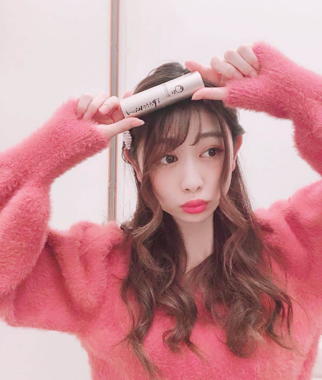 のインスタグラム：「この前紹介したやつの外からケアのやつ！﻿ ﻿ ﻿ 難しい話すると🐾﻿ ﻿ 細胞のご飯となる、﻿ アミノ酸とミネラル！﻿ ⇑これたくさん取らないとね🙌🏻💗﻿ ﻿ 肌の持つ細胞力を上げて、﻿ メラニン色素を餌とするマクロファージ細胞を﻿ 元気にすると、﻿ ﻿ マクロファージ細胞はメラニン色素が餌だから、﻿ マクロファージ細胞を元気にすればするほど、﻿ 体内のあるメラニン色素とか﻿ シミや、そばかすの原因となる物質を﻿ 食べてくれるの😯💘💘﻿ ﻿ ﻿ すごくない？﻿ ﻿ ﻿ それに海洋栄養素やミネラルの持つキレート作用が、﻿ マクロファージが食べてくれたメラニン色素など﻿ 不要なものを体内から排出してくれます！！﻿ ﻿ ﻿ ﻿ めっちゃそうゆうこと勉強した😂🐾﻿ ﻿ まだできてない人も﻿ できる可能性全然あるから﻿ 今のうちにケアしておいたほうがいいよ😮💕﻿ ﻿ ﻿ ﻿ ﻿ トップス可愛いでしょ♥️♥️﻿ ﻿ @lerevevaniller  ニットだよー💘﻿ ﻿ 久々にガーリーっぽいの着た♥️﻿ ニットかわいいなぁ🍓﻿ ﻿ モテかわニット💗﻿ ﻿ ﻿ ﻿ ﻿ ﻿ @iapetus_official #iapetus_official﻿ #断黑美容 #スキンケア紹介 #スキンケア大事 #スキンケアレポ #スキンケアアイテム #美肌 #美容好きな人と繋がりたい #アンチエイジング #美肌ケア #美白 #綺麗になりたい #美容好き #美容女子 #美容効果 #beauty #美肌 #instagood #コスメ好きさんと繋がりたい #cosmetics #女子力 ﻿ #iapetus_mdr #ips_onipassword ﻿ #肌の細胞復活 #モテニット #モテかわ #lerevevaniller  #新習慣のonipassword﻿ ﻿」