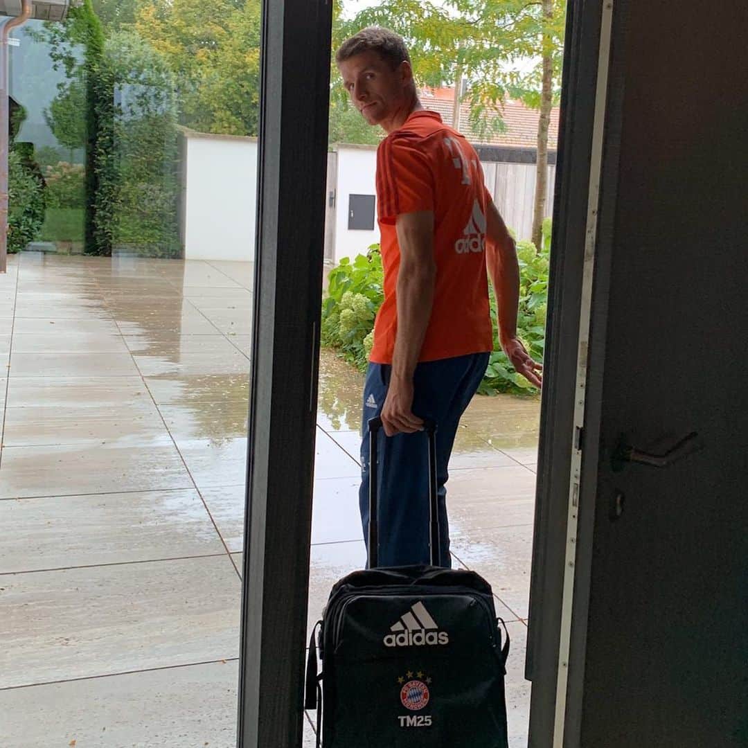 トーマス・ミュラーのインスタグラム：「Let’s go to the @fcbayern training. Tomorrow we will play against @fcaugsburg1907 #Packmas ⚽️#FCAFCB #BayerischesDerby #Bundesliga #esmuellert #miasanmia」