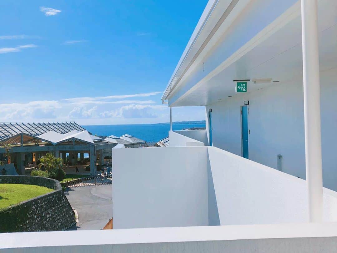 センチュリオンホテル&リゾートヴィンテージ沖縄美ら海さんのインスタグラム写真 - (センチュリオンホテル&リゾートヴィンテージ沖縄美ら海Instagram)「ハイサーイ😊 皆様、 いかがお過ごしでしょうか？  今回､紹介するのはプレミアムシーエルテラストウィートルームです。 キングサイズのベッドでのゆったりとした休息  いかがでしょうか?  いつも皆様のご来館 心よりお待ちしております🙇‍♀️ . . . #センチュリオンホテル  #沖縄 #美ら海  #centurionhotel  #okinawa #churaumi」10月18日 20時25分 - centurionhotel_okinawachuraumi