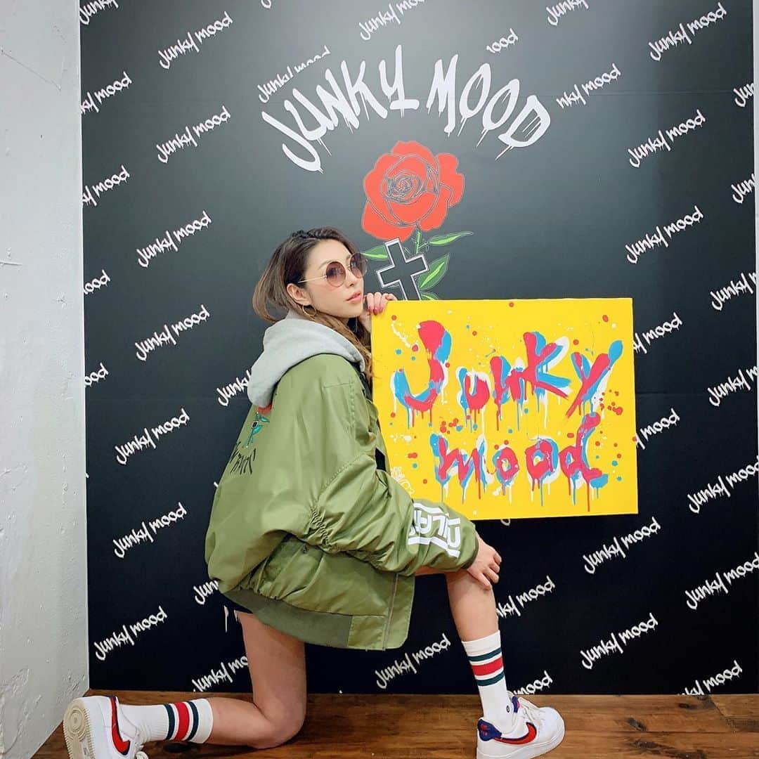 池田ゆりのインスタグラム：「めちゃくちゃかわいいブランド(@junkymood )がオープンしたよ👏👏 昨日は展示会でお手伝いしてたよ✨  ストリート系好きだけど、普段どこで買っていいかわからなかったの。でも、これからはjunkymoodのお洋服で間違いない✨！！ #junkymood #ジャンキームード #展示会 #newopen #fasion #autumn #aw #autumnfashion #fitness #protein #beauty #bodymake #instagood #todaystraining #gym #style #tokyo #도쿄 #피트니스 #이케다유리」