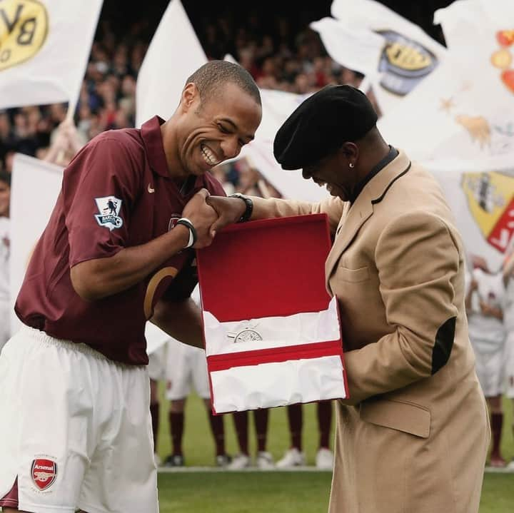 アーセナルFCさんのインスタグラム写真 - (アーセナルFCInstagram)「Passing on the crown 👑⁠ ⁠ #Arsenal #goals #Henry #ThierryHenry #KingHenry #IanWright #AFC #IanWrightWrightWright #record #otd」10月18日 20時20分 - arsenal