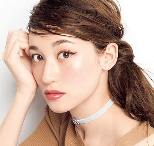 のインスタグラム：「. 一気に肌寒くなったなぁ🤧 . . #makeup #make #hairmake #kose #eyeline #shooting #model #half #mestiça #modelo #maquiagem #polaca #foto #メイク #跳ね上げライン #モデル #メイクアップ #ヘアメイク #ハーフ #撮影」