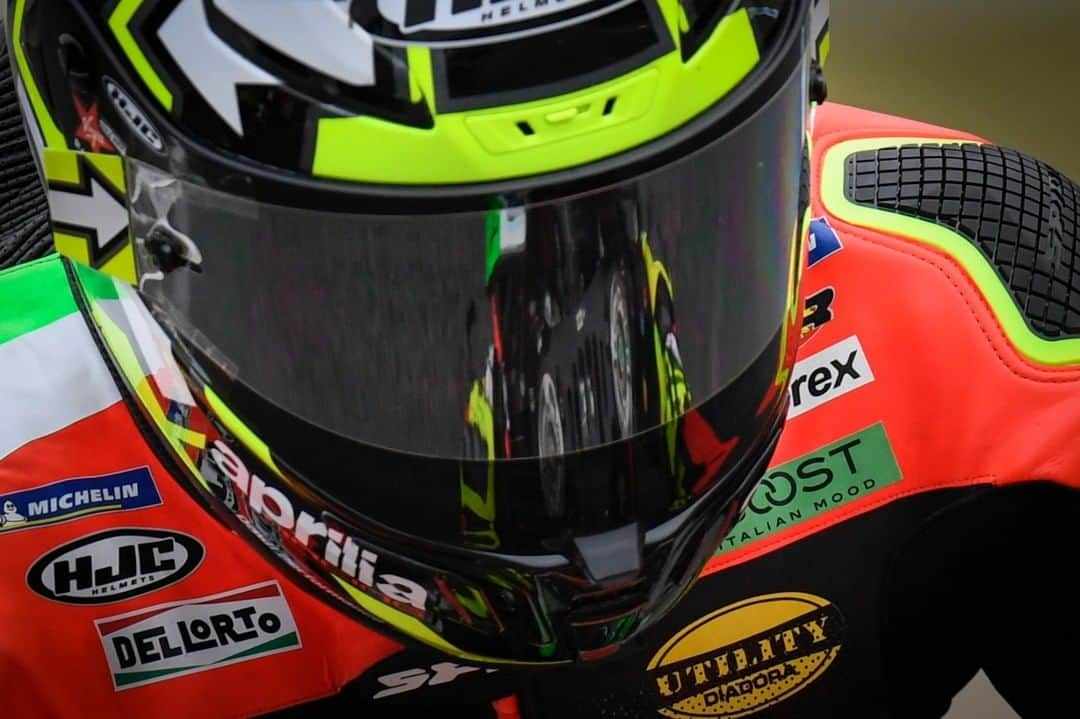 MotoGPさんのインスタグラム写真 - (MotoGPInstagram)「Dark visors and dashboards 😎 // Man and machine unified in the sole aim of going fast 🙌 #JapaneseGP #MotoGP #Motorcycle #Racing #Motorsport」10月18日 20時30分 - motogp